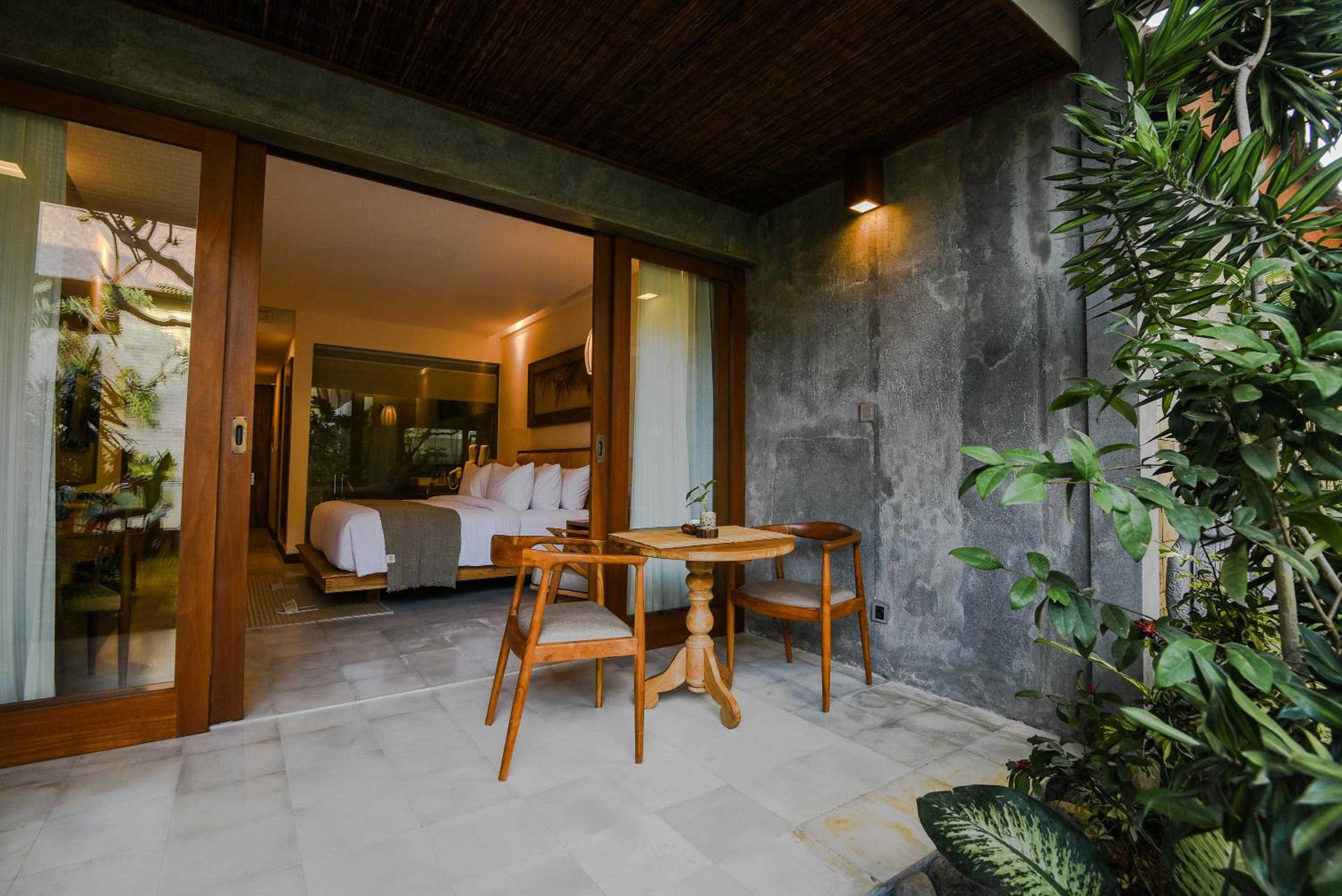 Suite with Pool View - Photo 37
