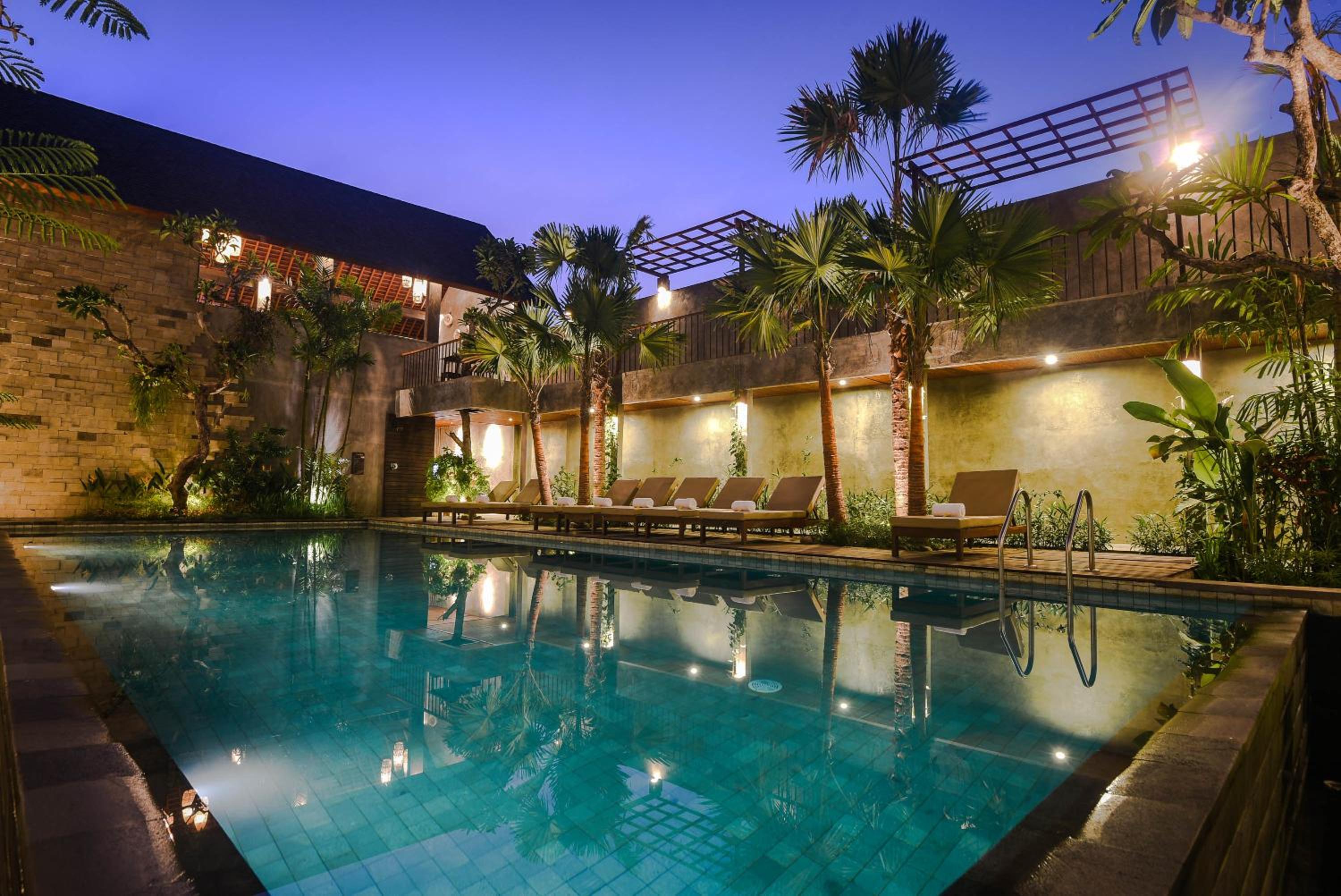 Suite with Pool View - Photo 17