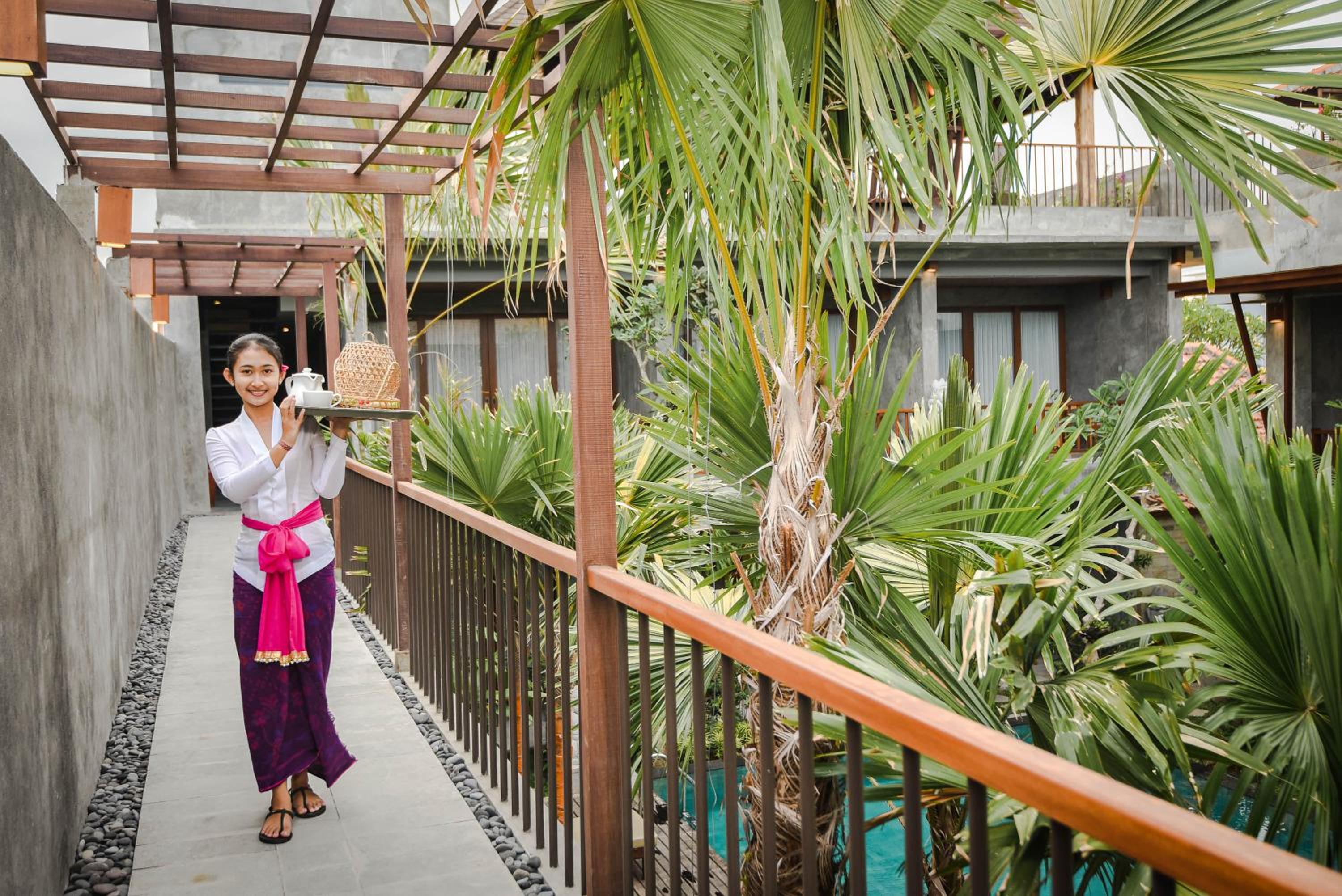 Suite with Pool View - Photo 16