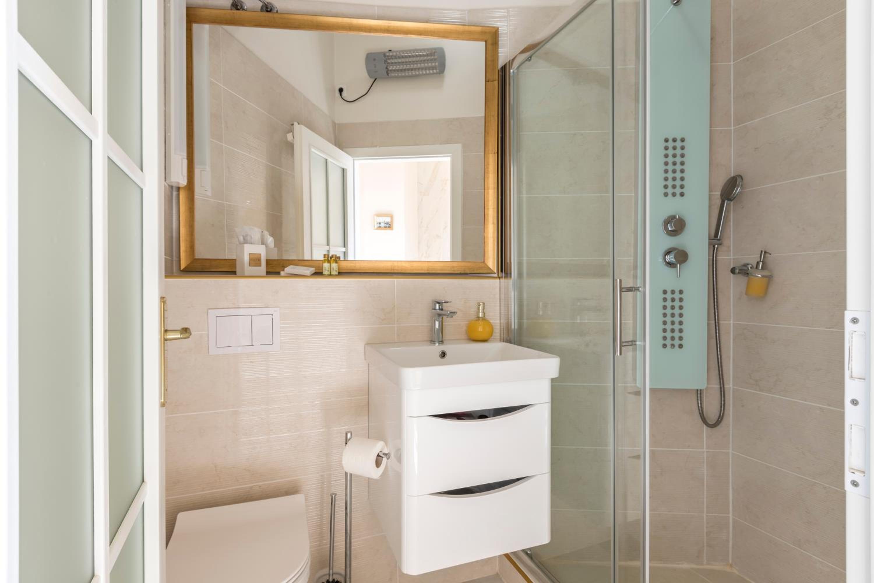 Deluxe Double or Twin Room - Photo 16