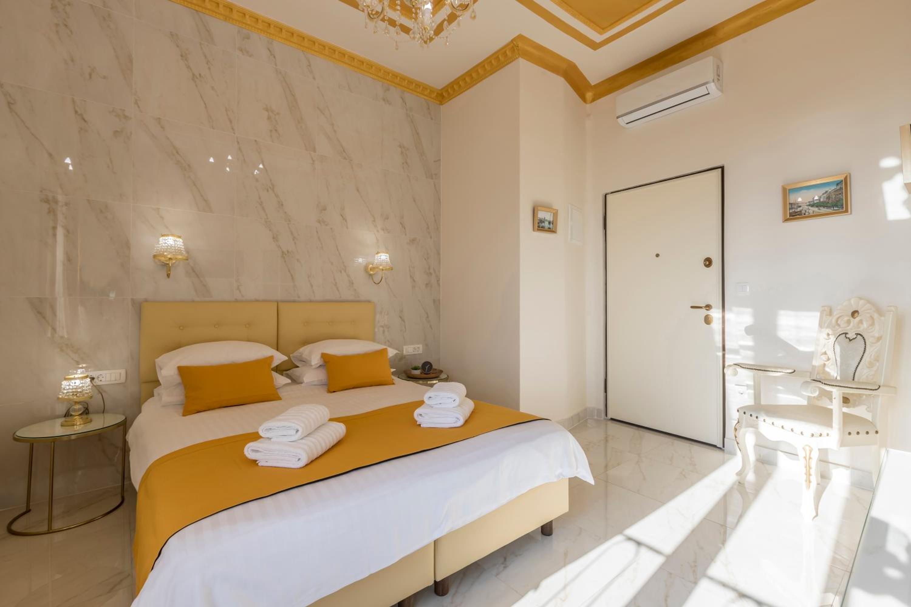 Deluxe Double or Twin Room - Photo 10
