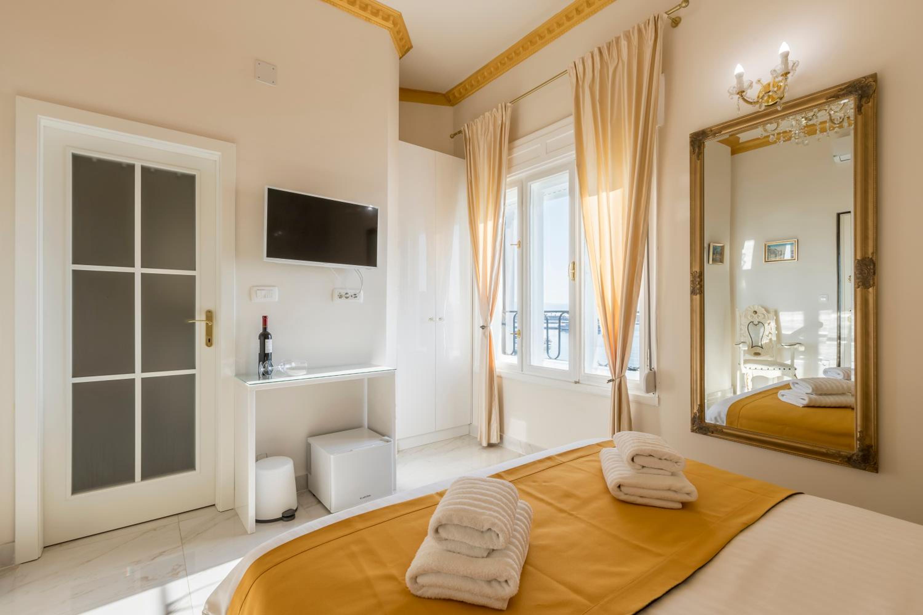 Deluxe Double or Twin Room - Photo 11