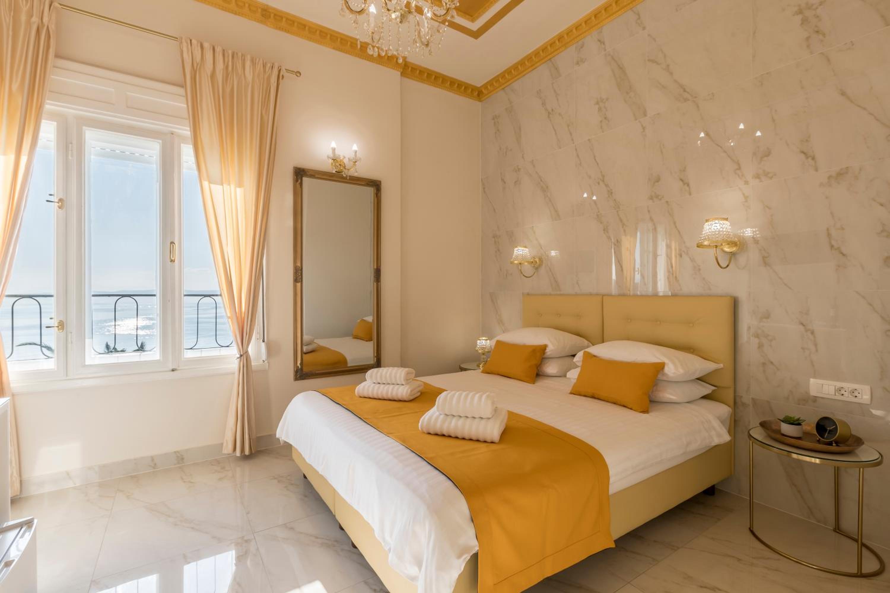 Deluxe Double or Twin Room - Photo 12