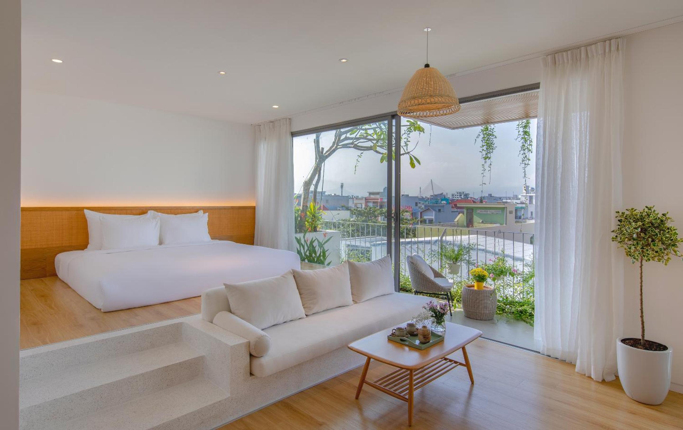 Suite with Large Balcony with City view