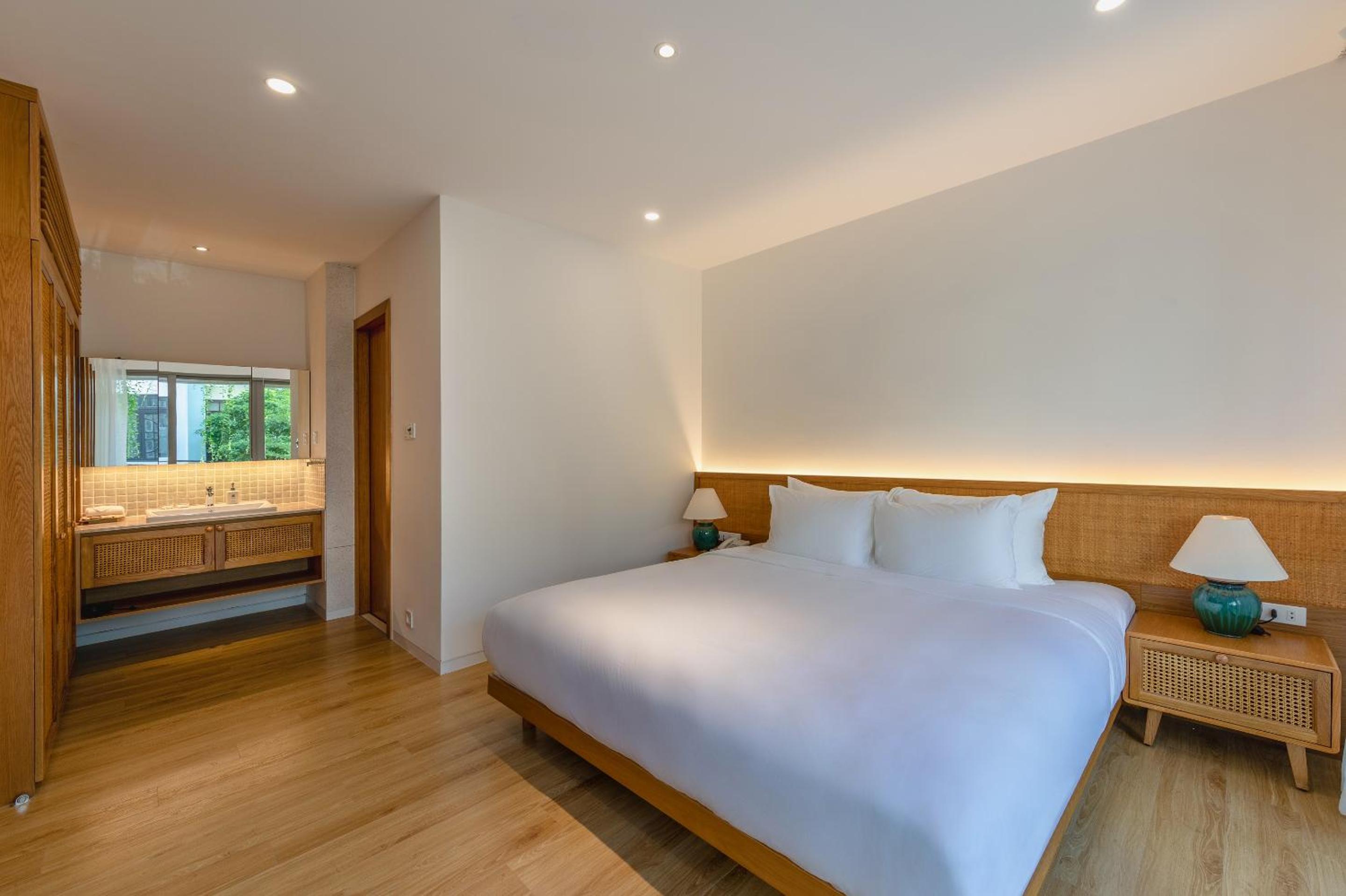 One-Bedroom Apartment with City View