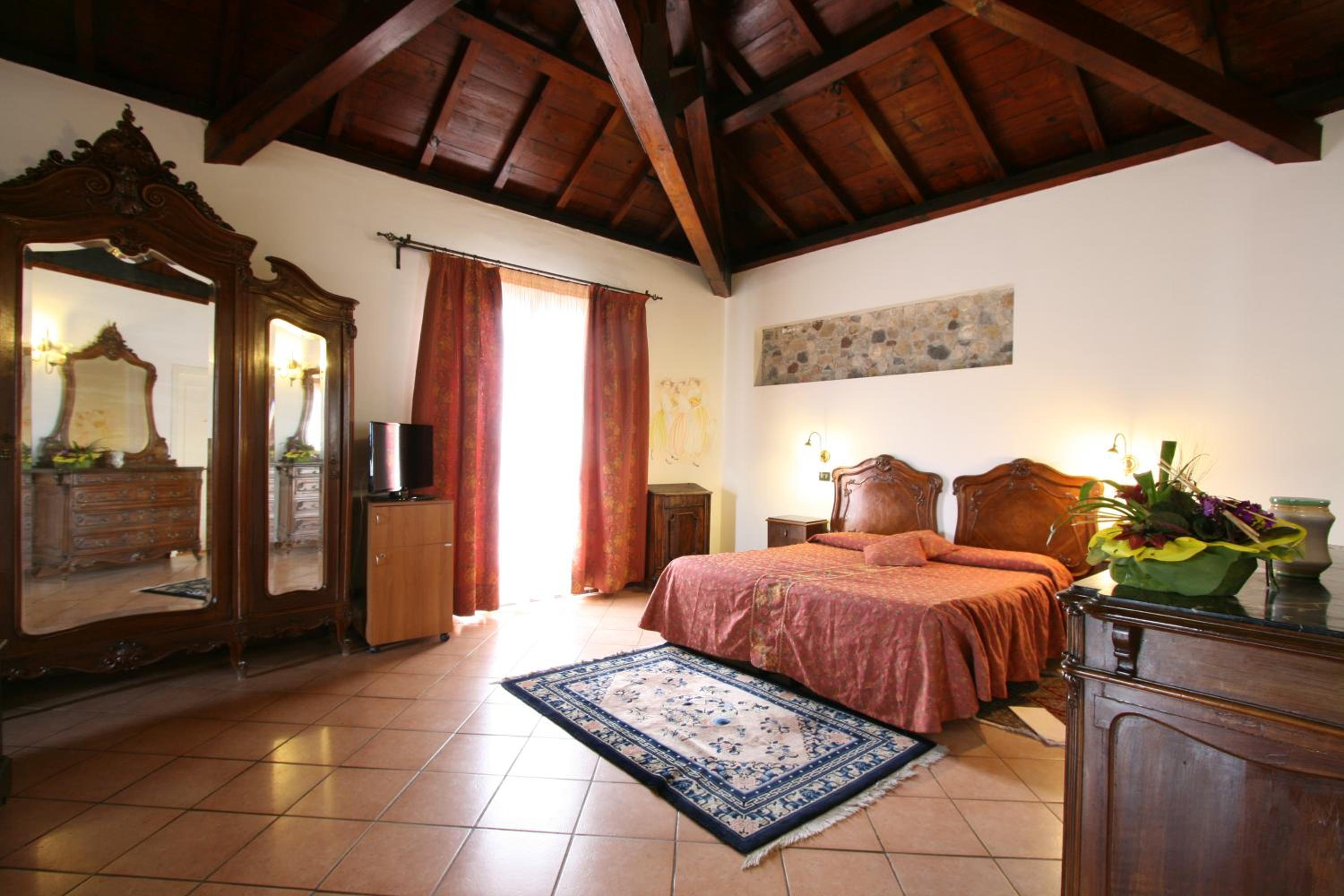 Suite - Photo 1