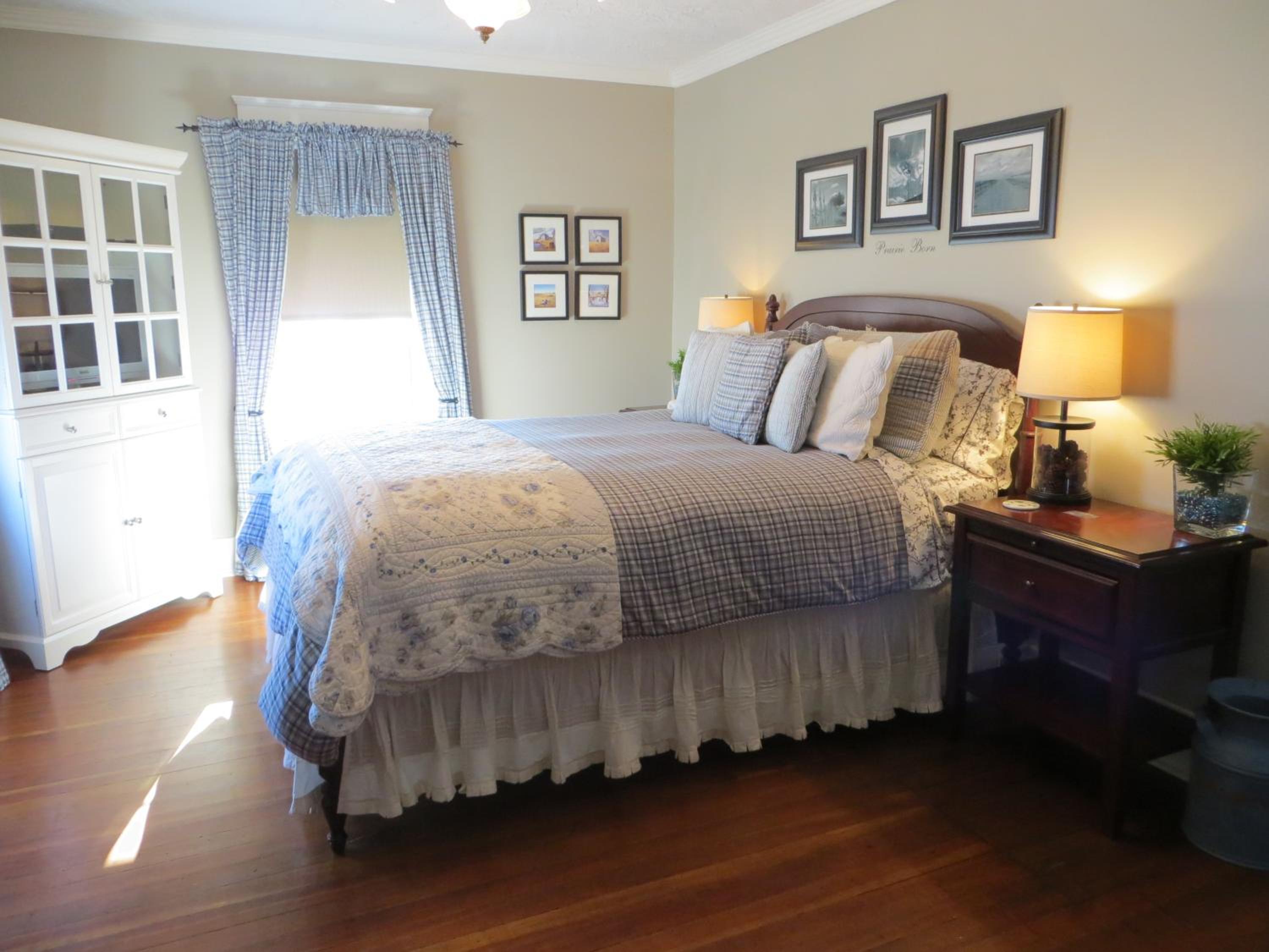 Queen Room photo 2
