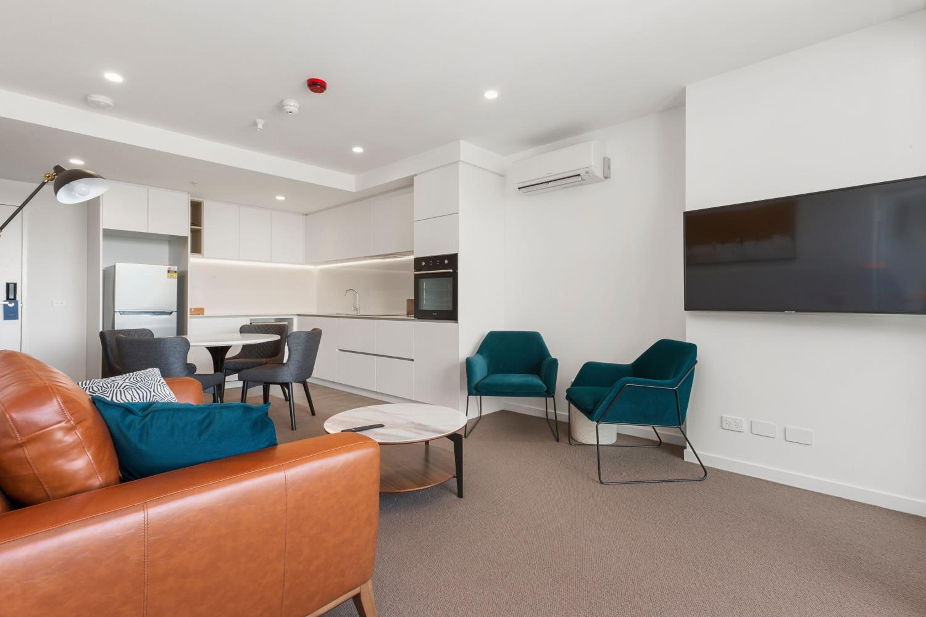 Two-Bedroom King Apartment with Balcony - Photo 6