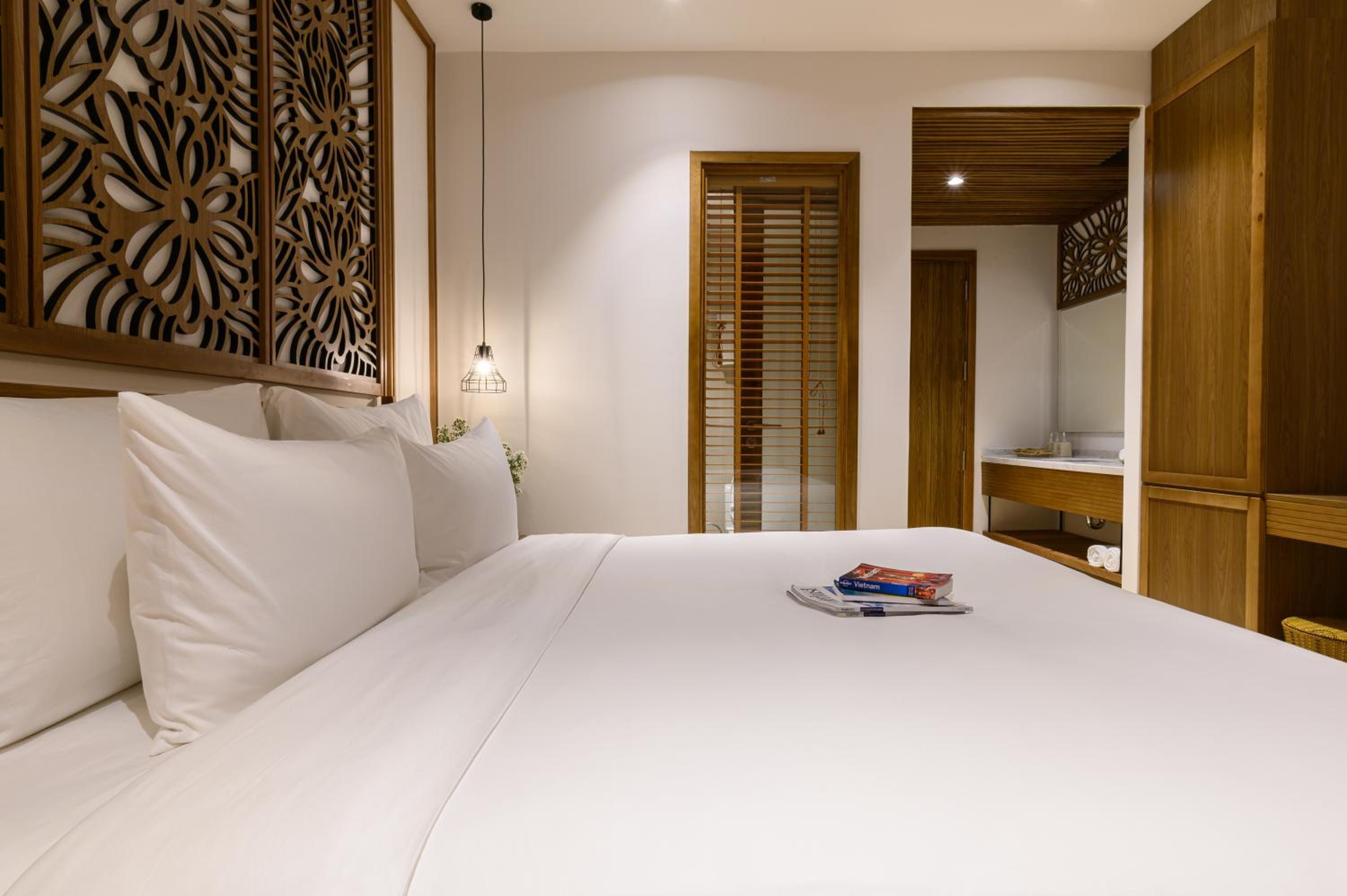 Deluxe Double Room with Balcony and Pool View - Photo 6