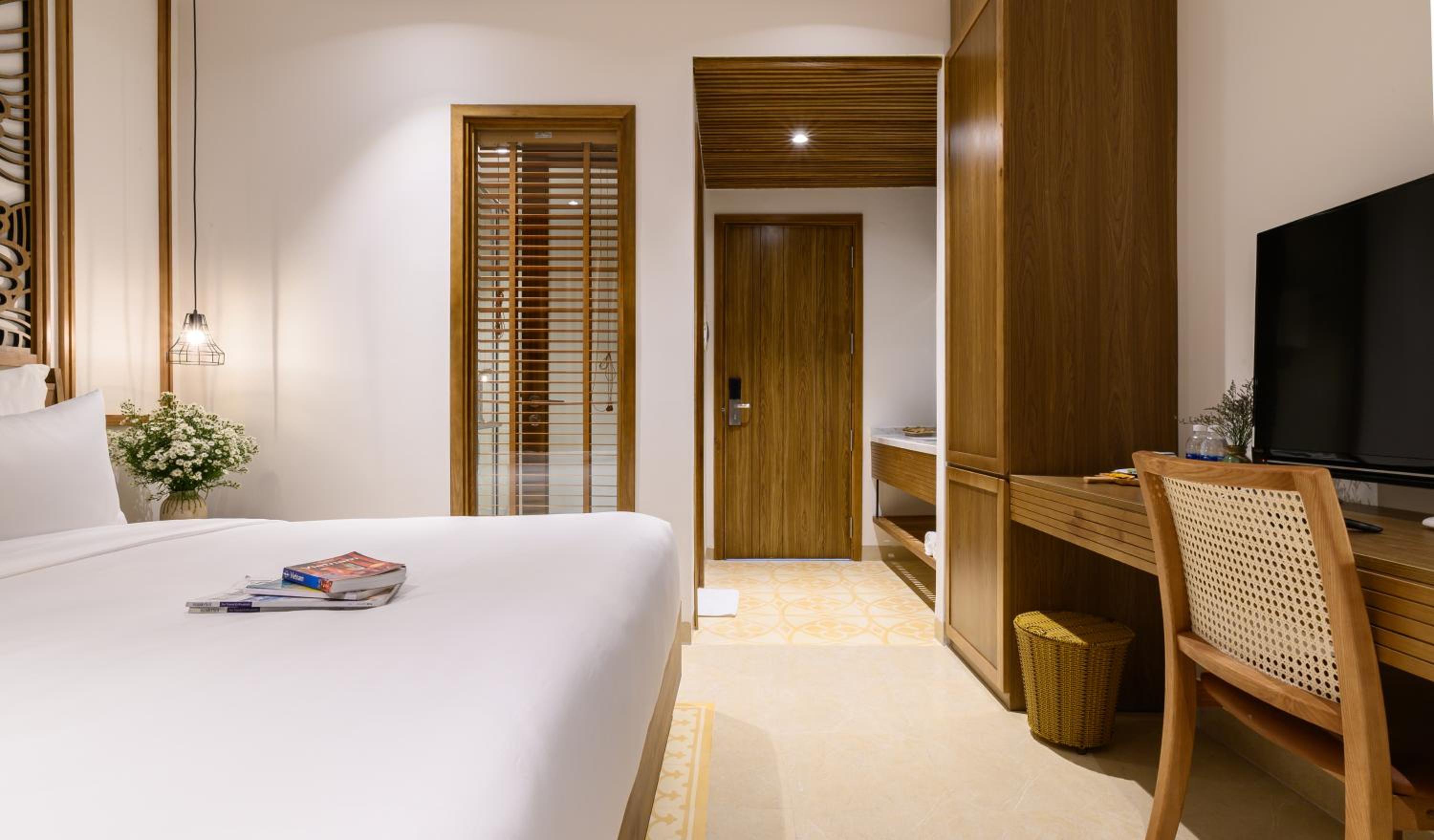 Deluxe Double Room with Balcony and Pool View - Photo 7