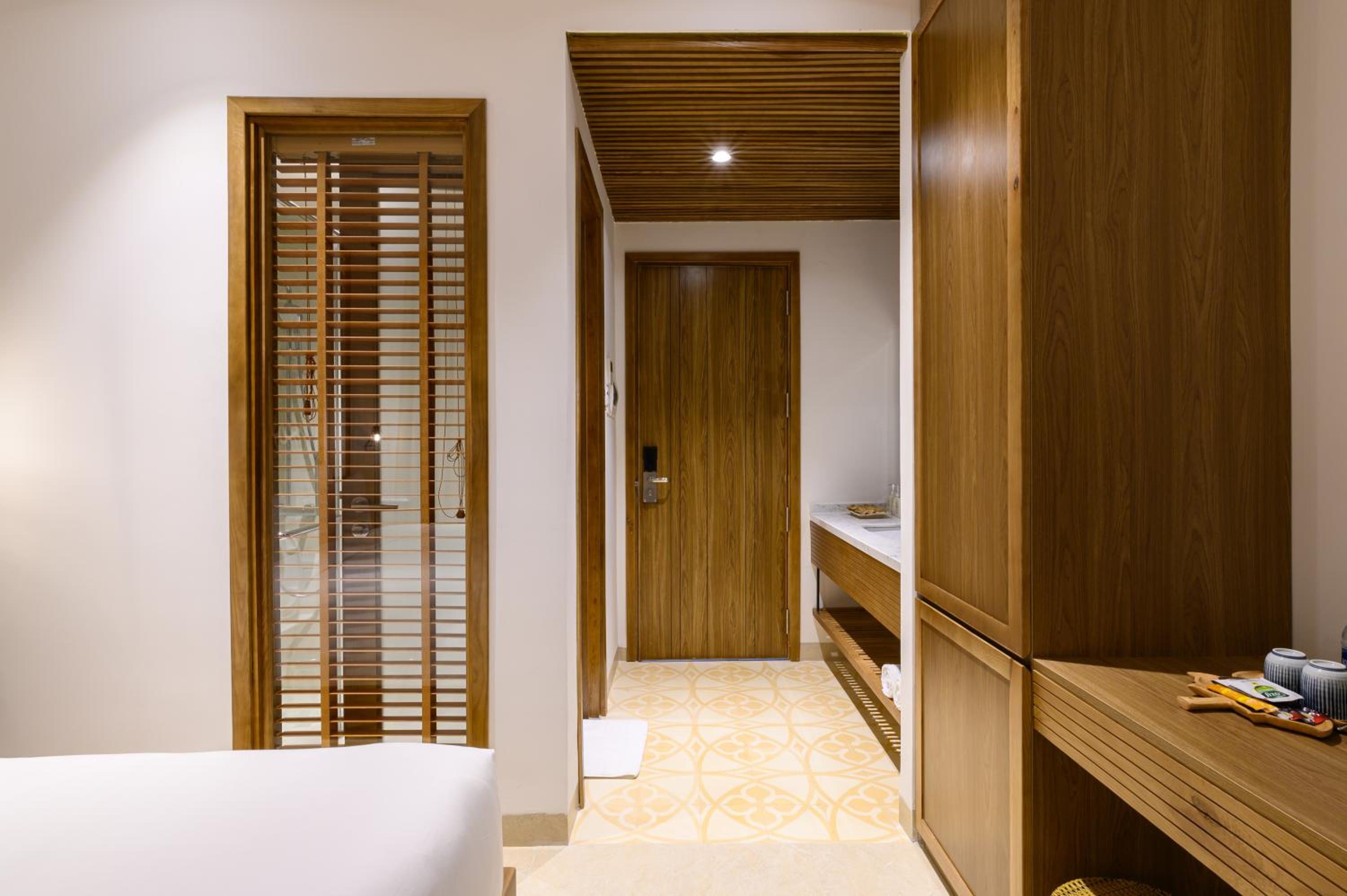Deluxe Double Room with Balcony and Pool View - Photo 5