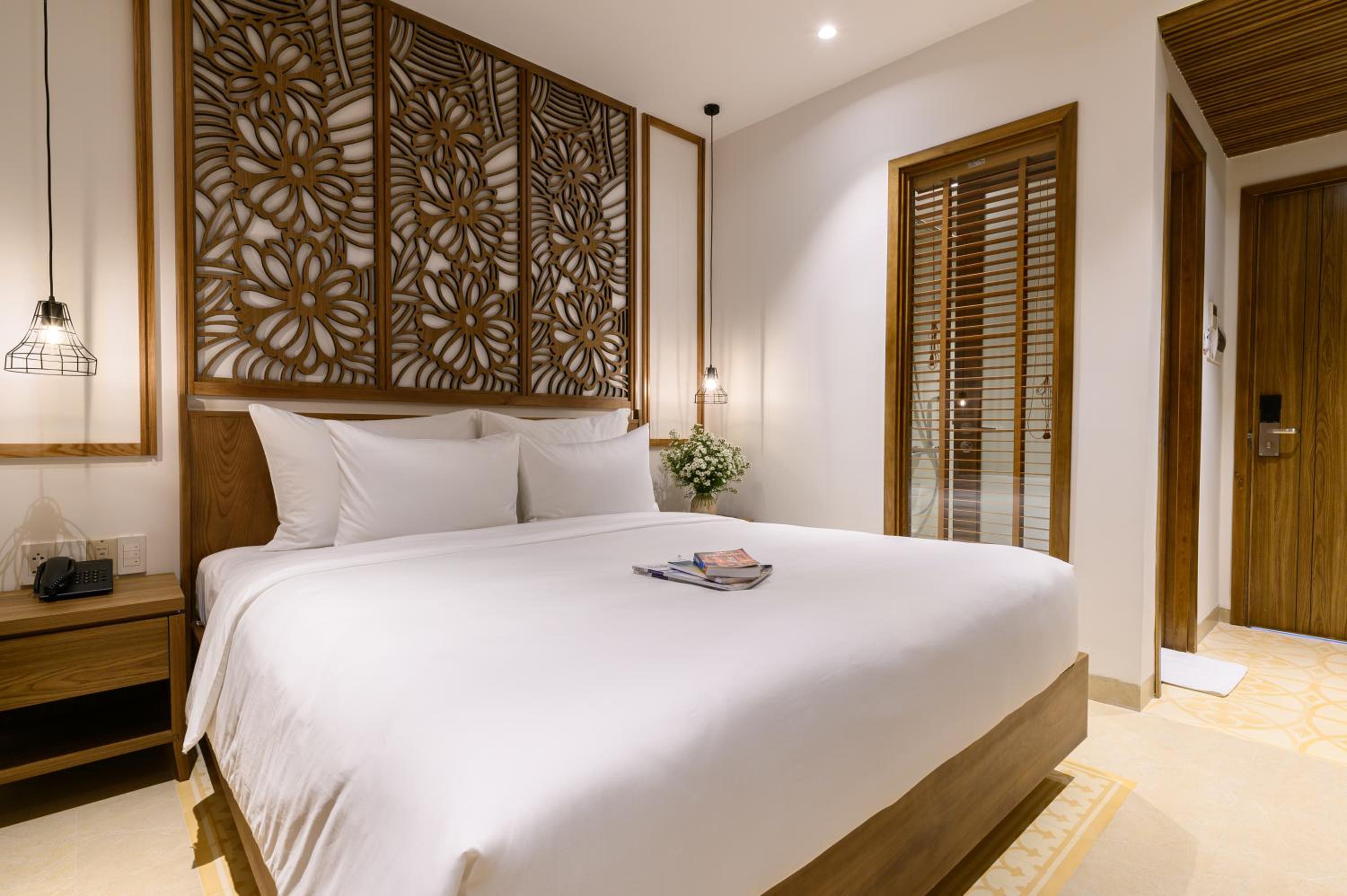 Deluxe Double Room with Balcony and Pool View - Photo 8