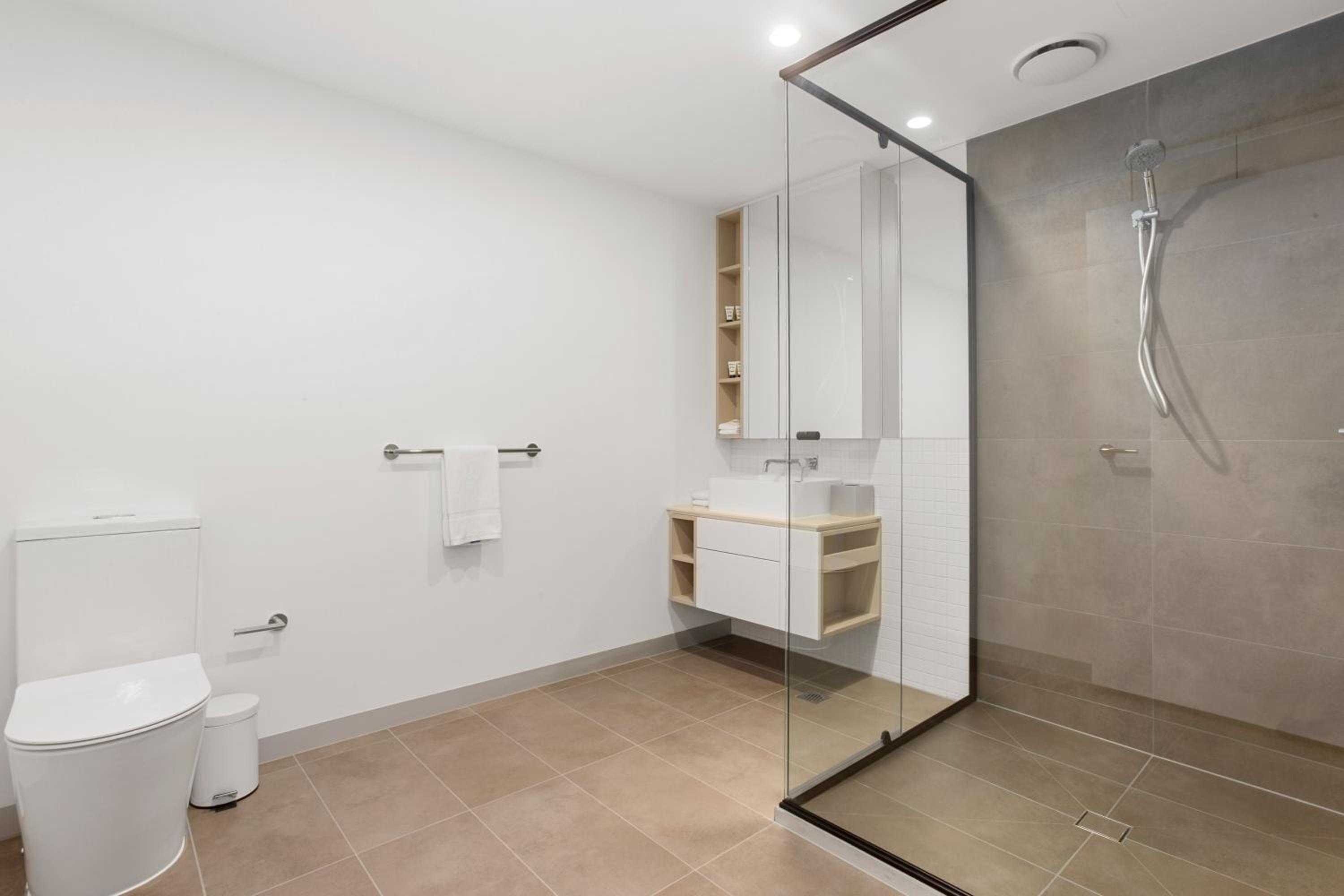 Two-Bedroom King Apartment with Balcony - Photo 4