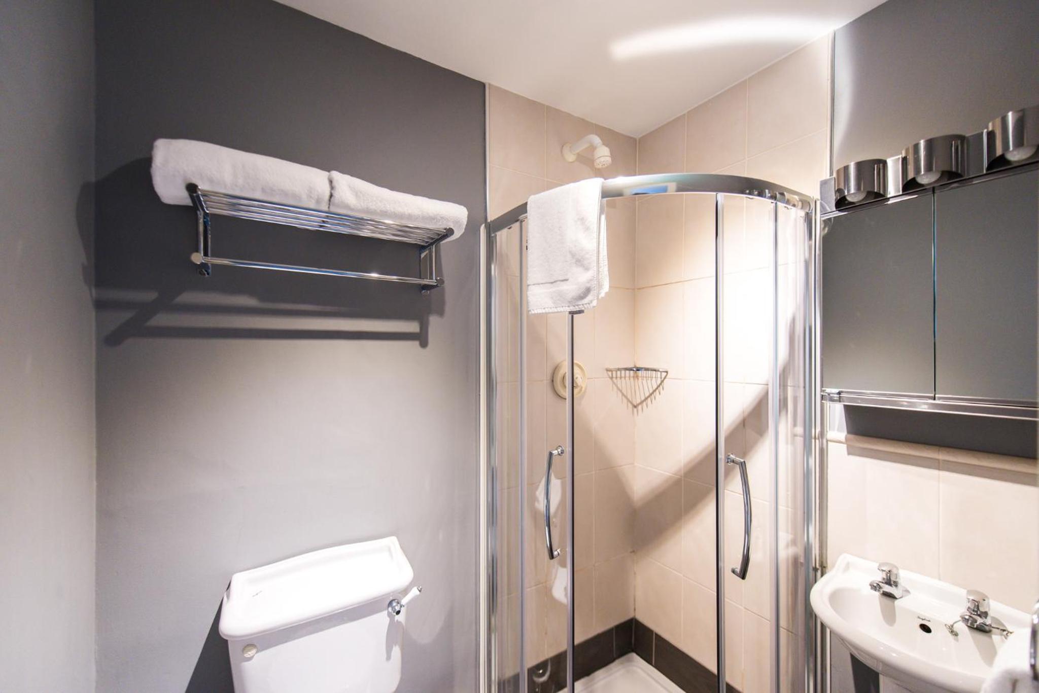 Double or Twin Room with Shower - Photo 3