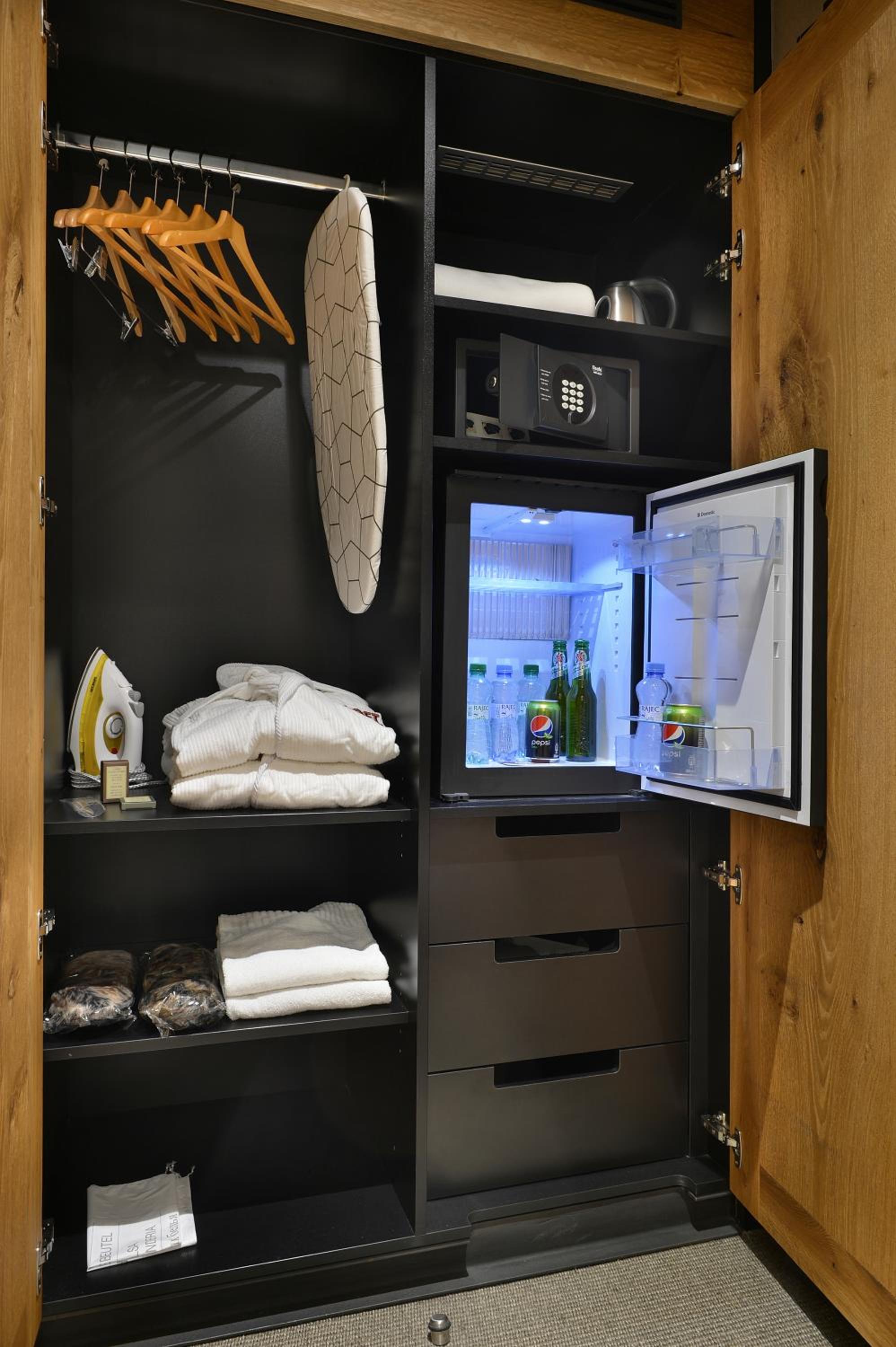 Premium Double Room - Photo 9