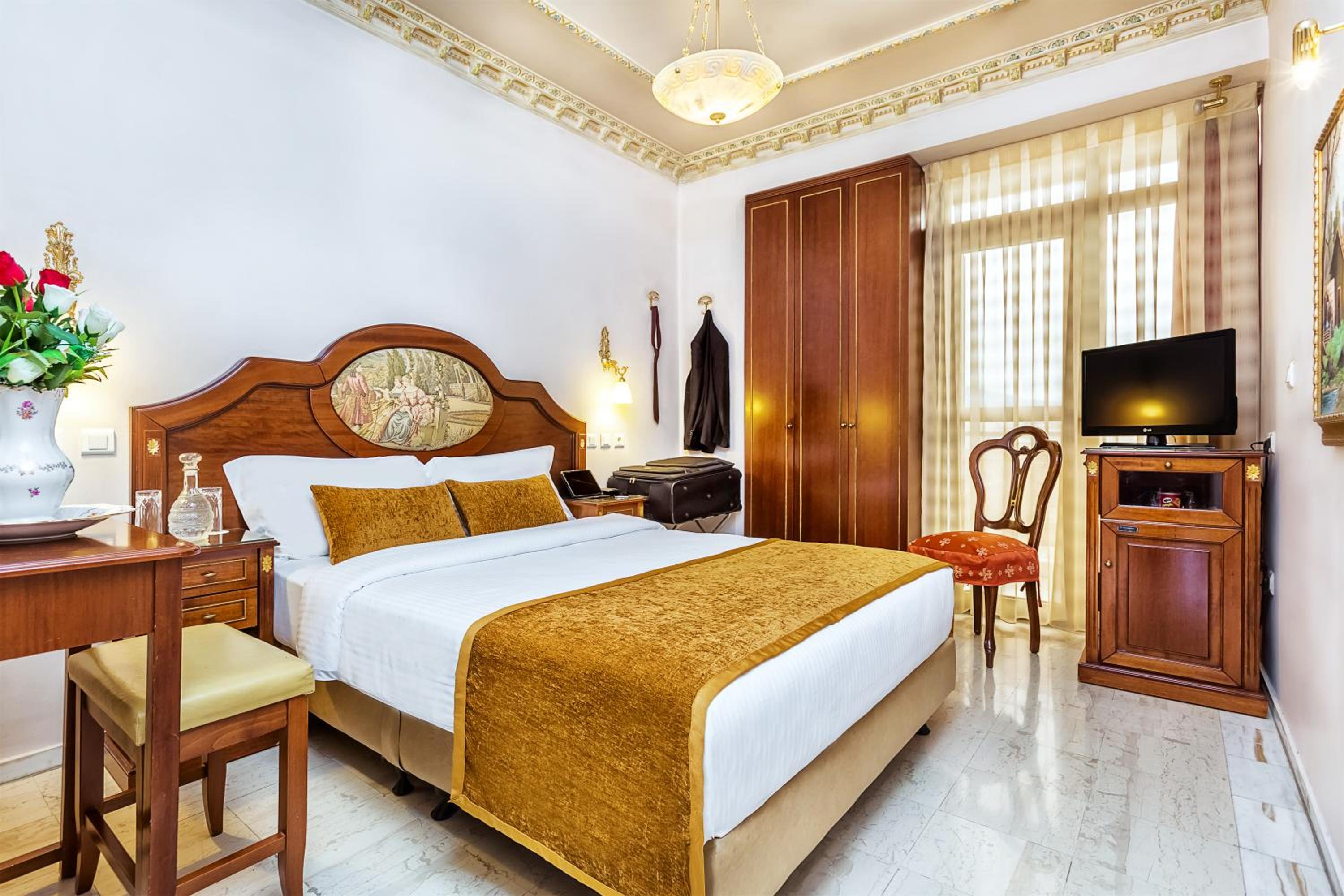 Standard (King Bed) City View photo 1
