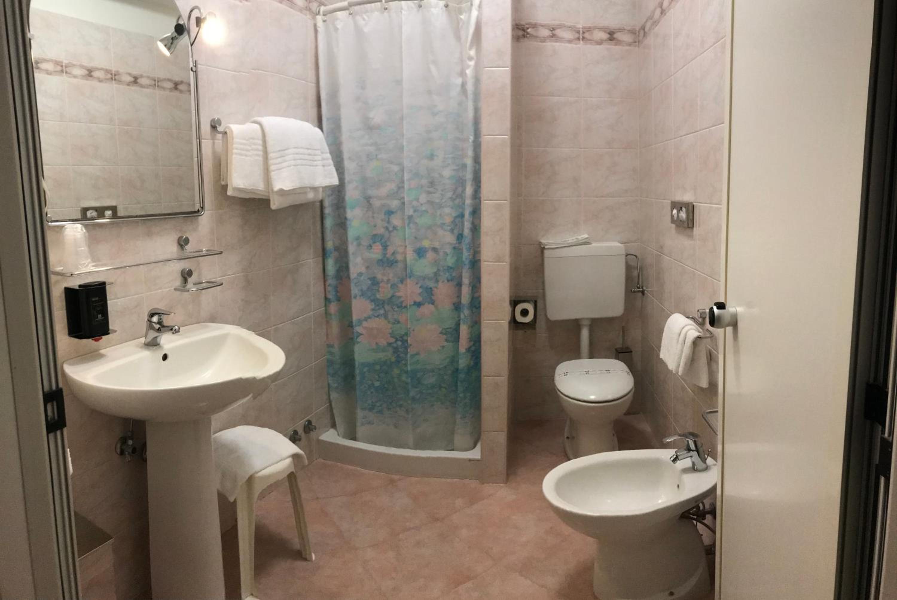 Double Room (1 Adult) - Photo 1