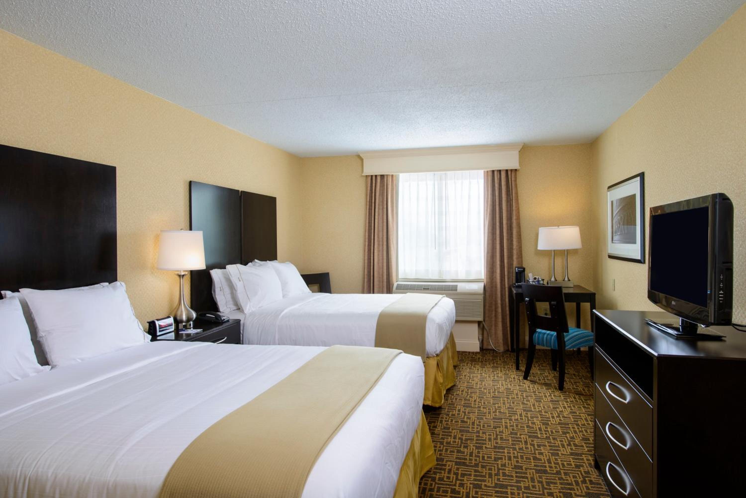 Standard Queen Room with River View - Photo 9