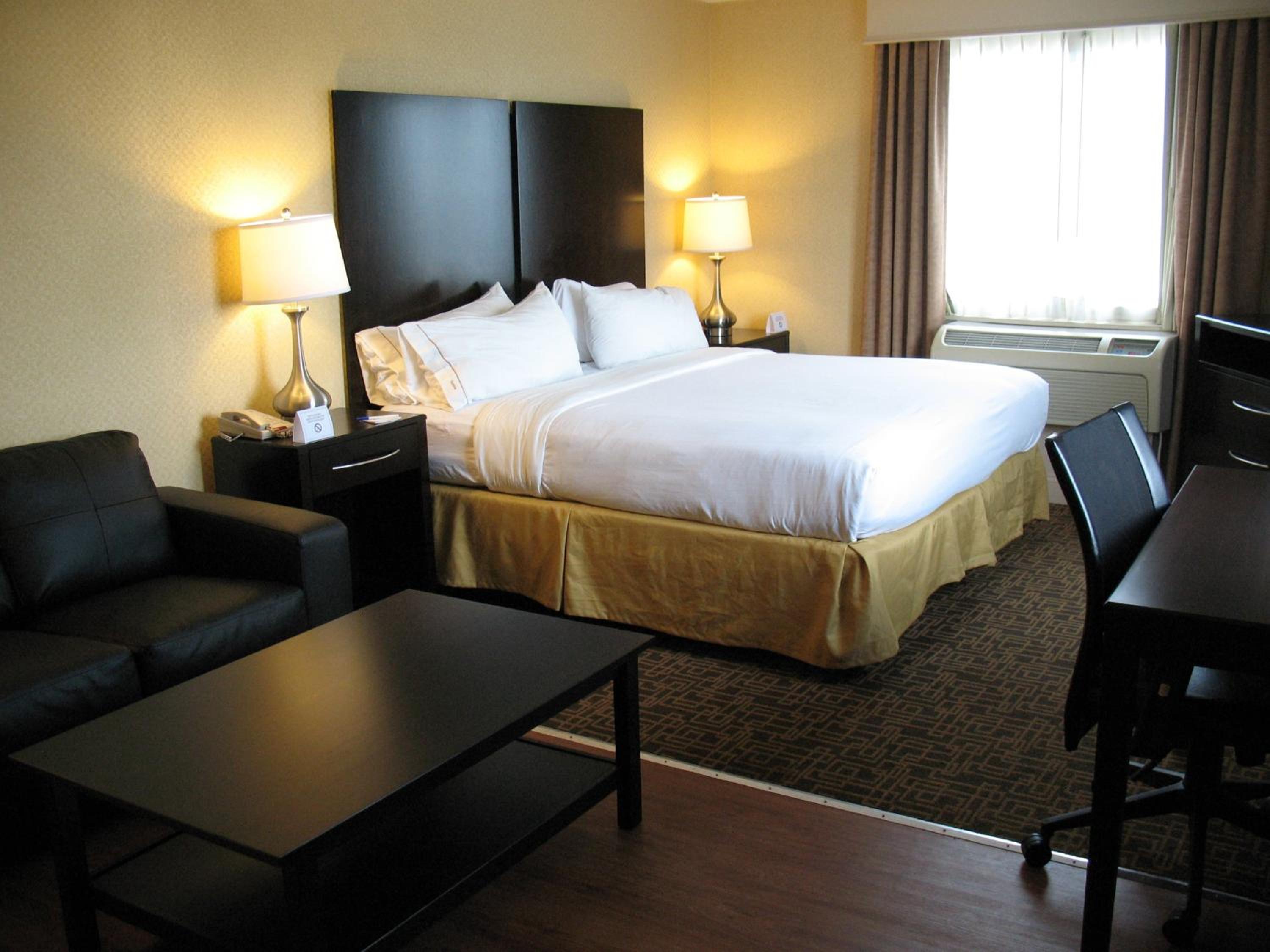 Standard King Room with Extra Floor Space - Photo 2