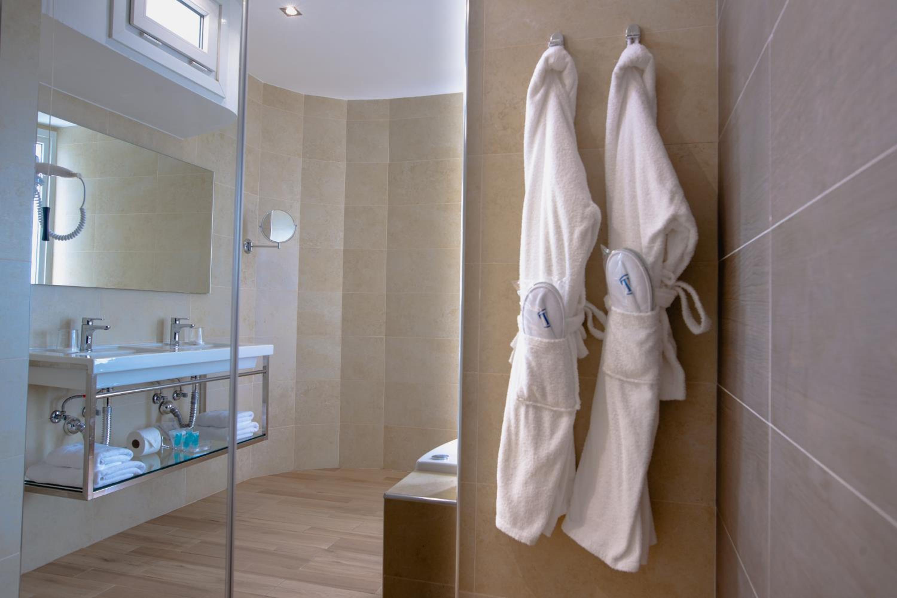 Deluxe Suite with Spa Bath photo 2
