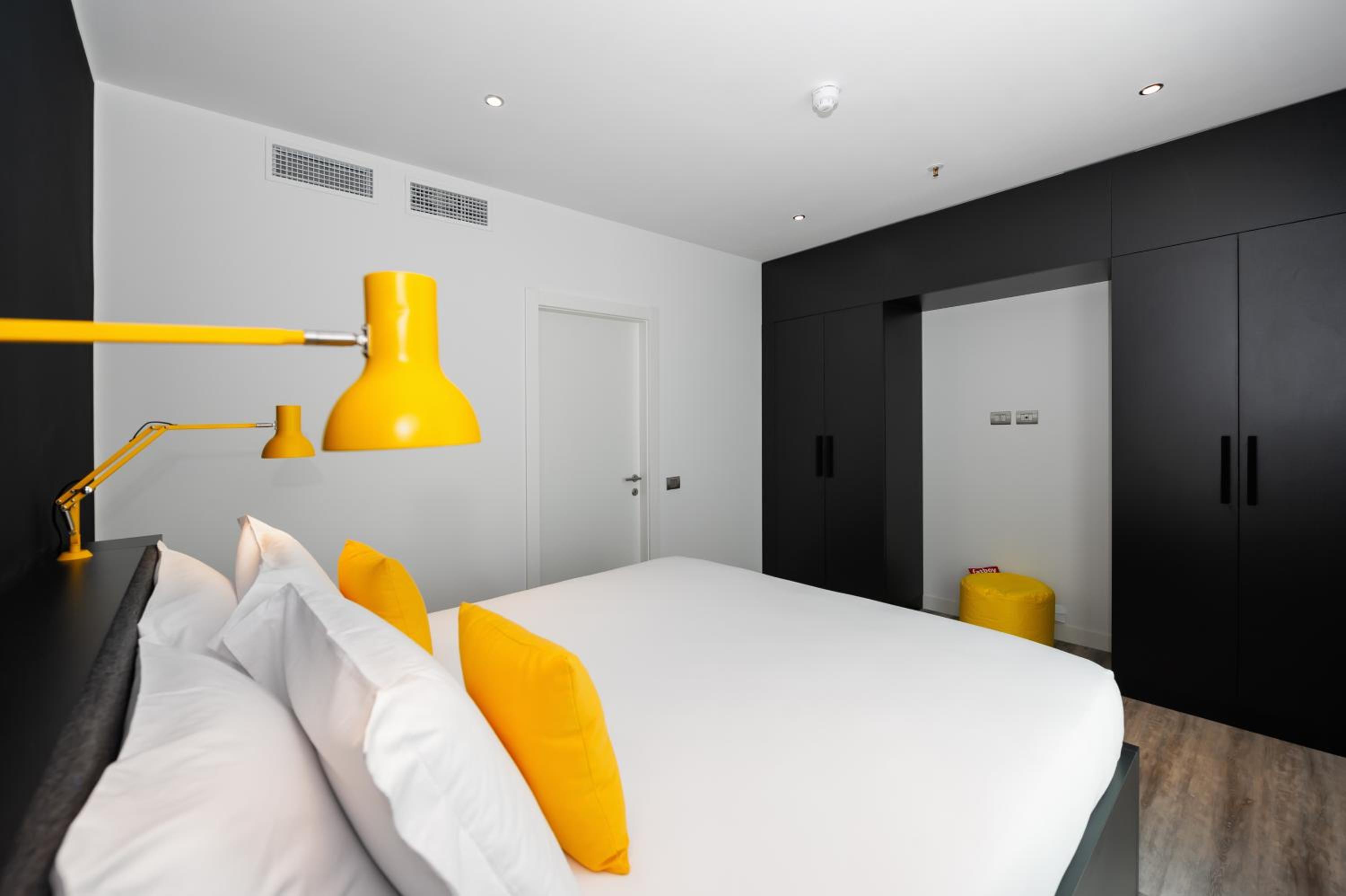 One-Bedroom Apartment - Photo 2