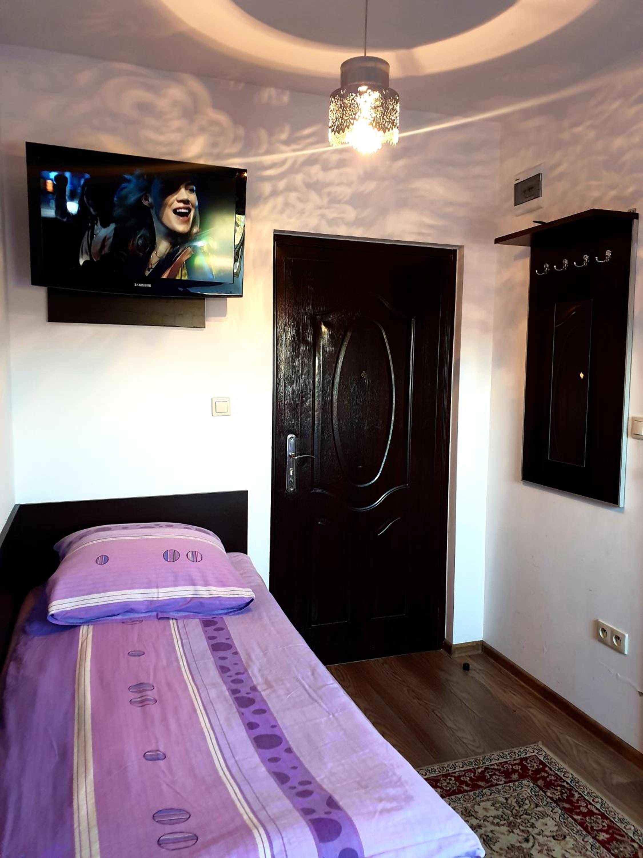 Twin Room with Private Bathroom - Photo 14