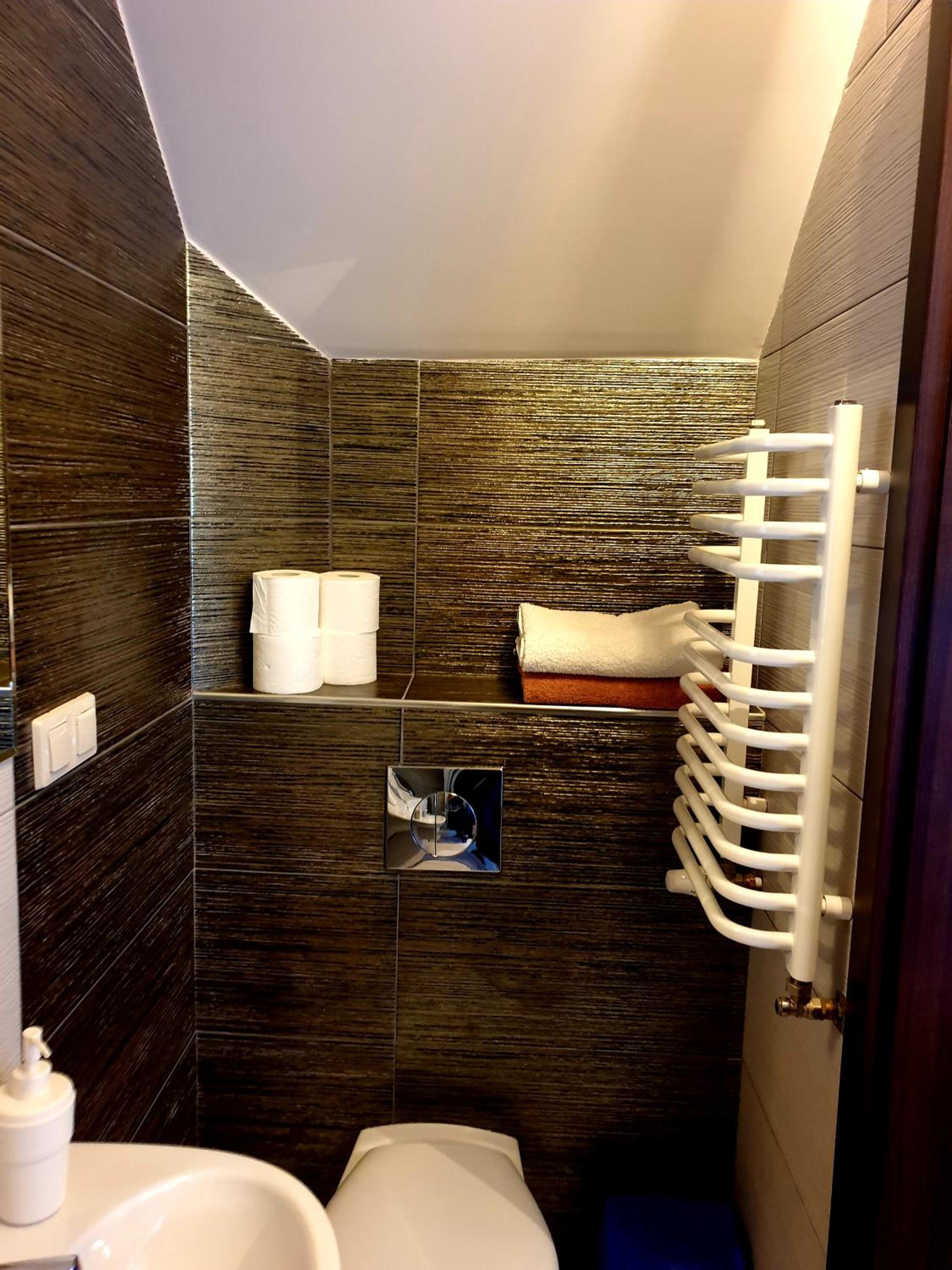 Twin Room with Private Bathroom - Photo 12