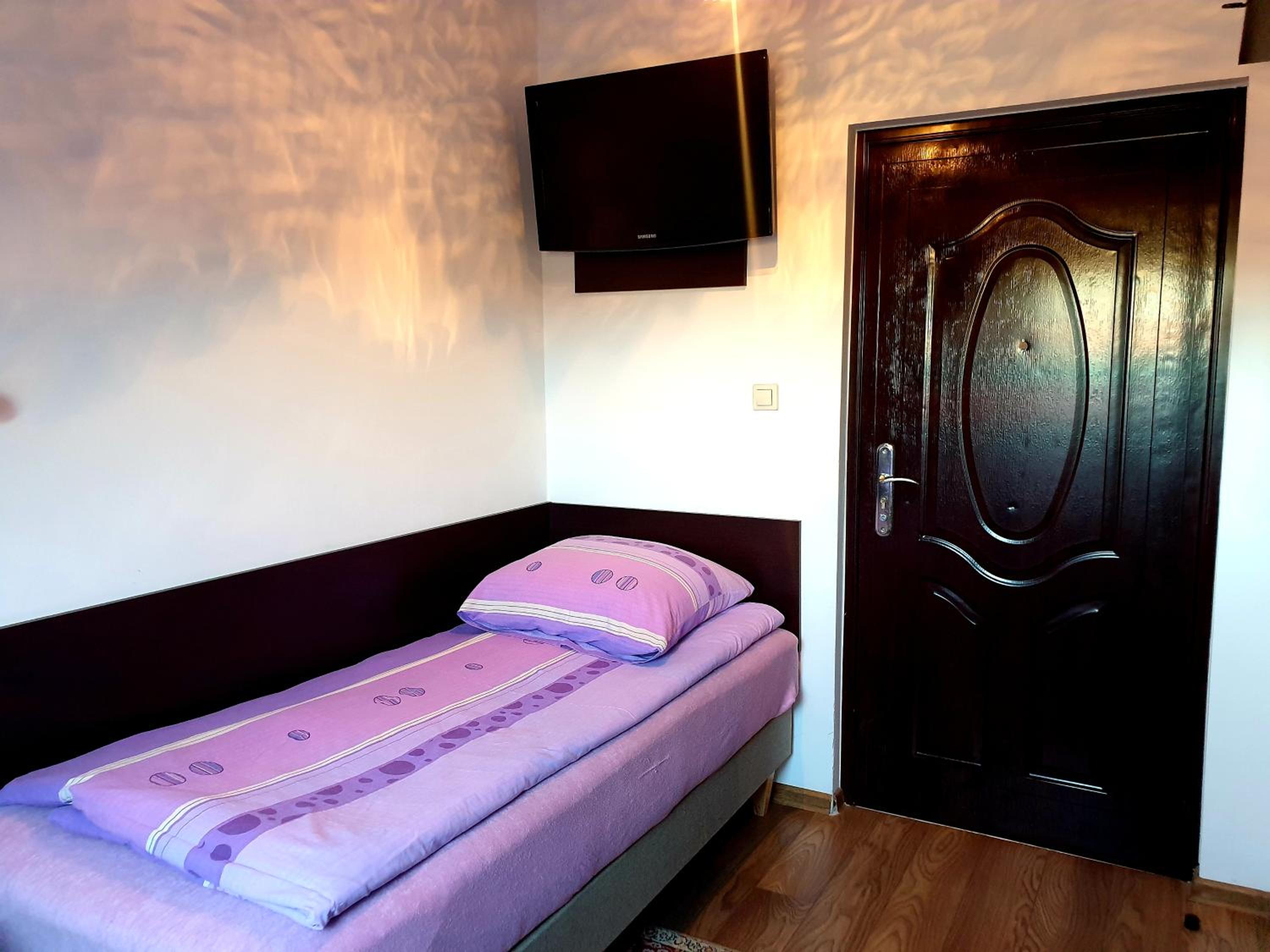 Twin Room with Private Bathroom - Photo 13