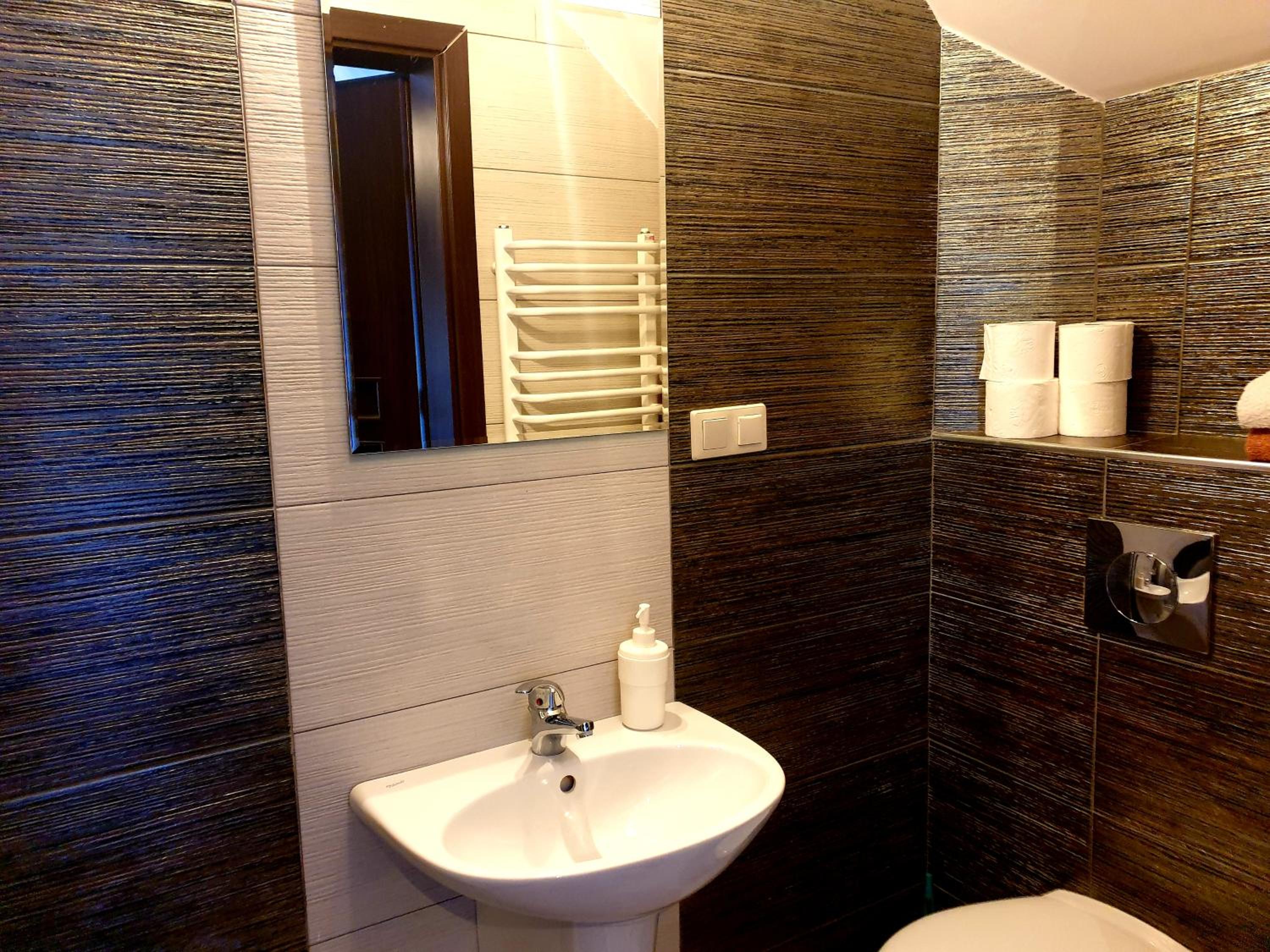 Twin Room with Private Bathroom - Photo 10