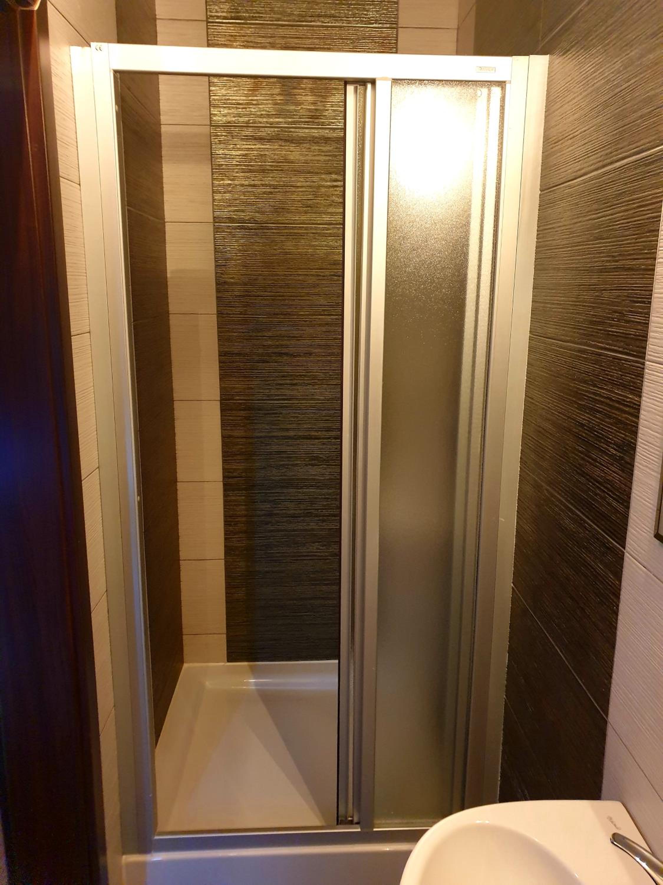 Twin Room with Private Bathroom - Photo 11