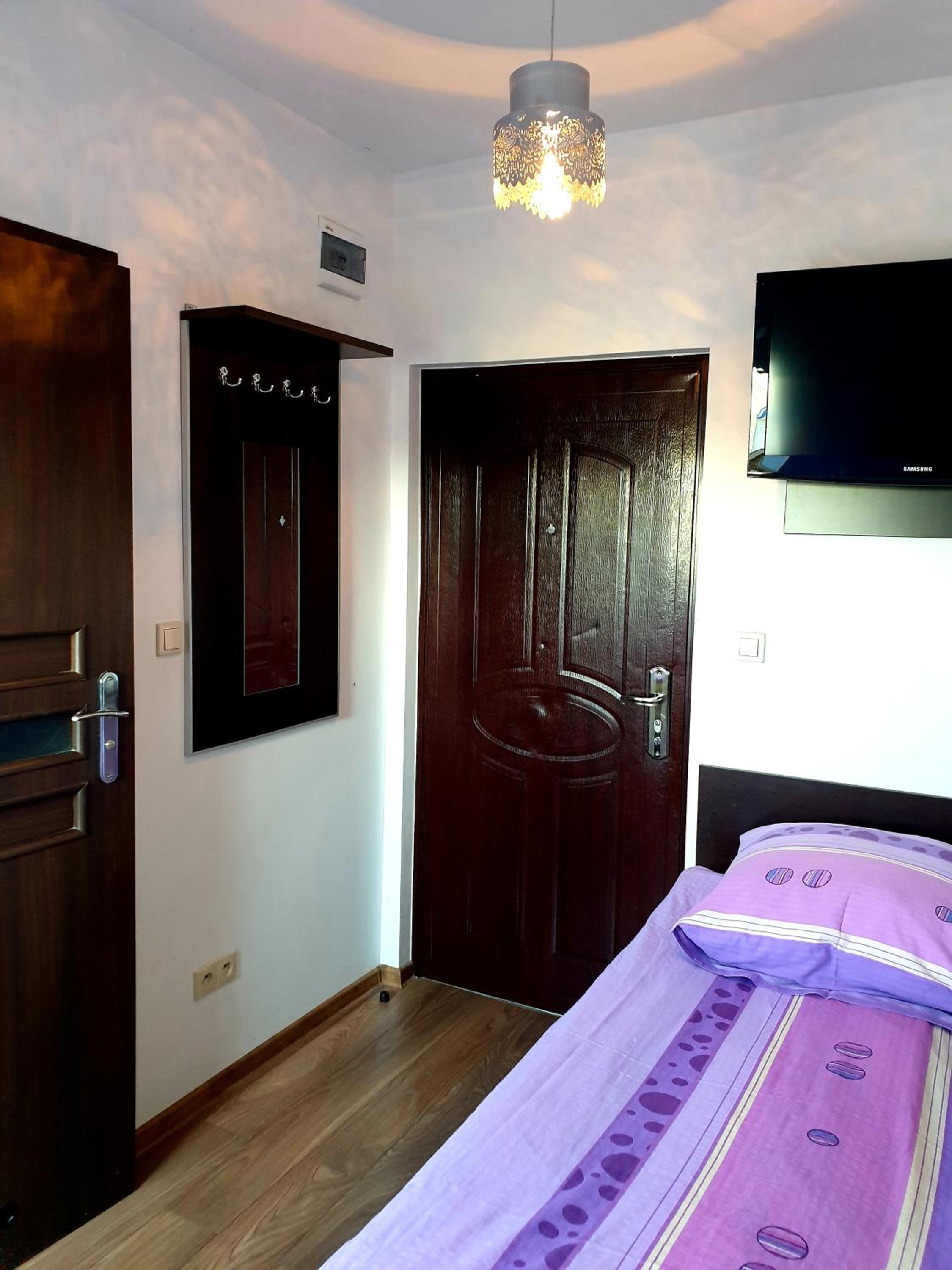 Twin Room with Private Bathroom - Photo 8