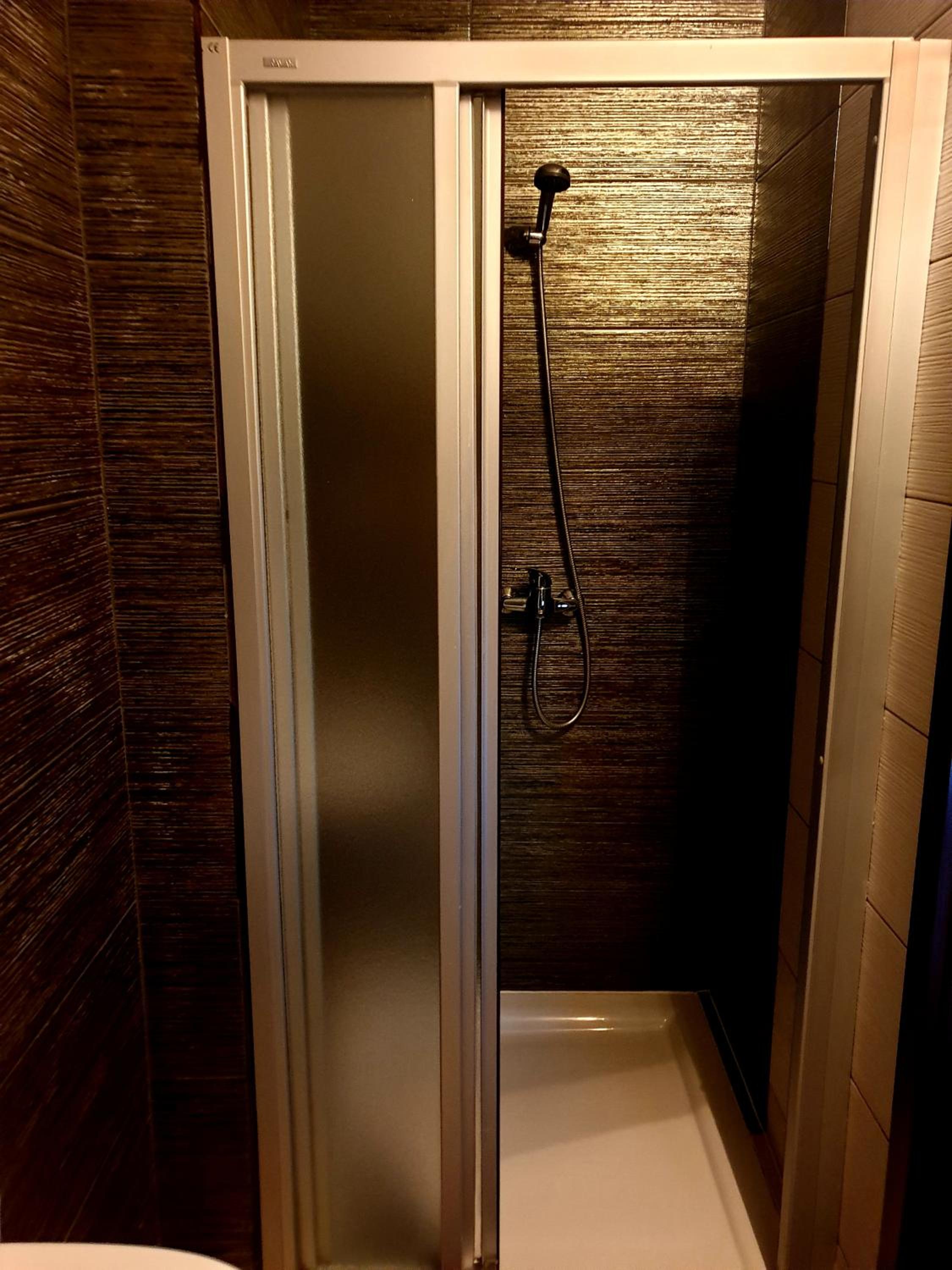 Twin Room with Private Bathroom - Photo 6