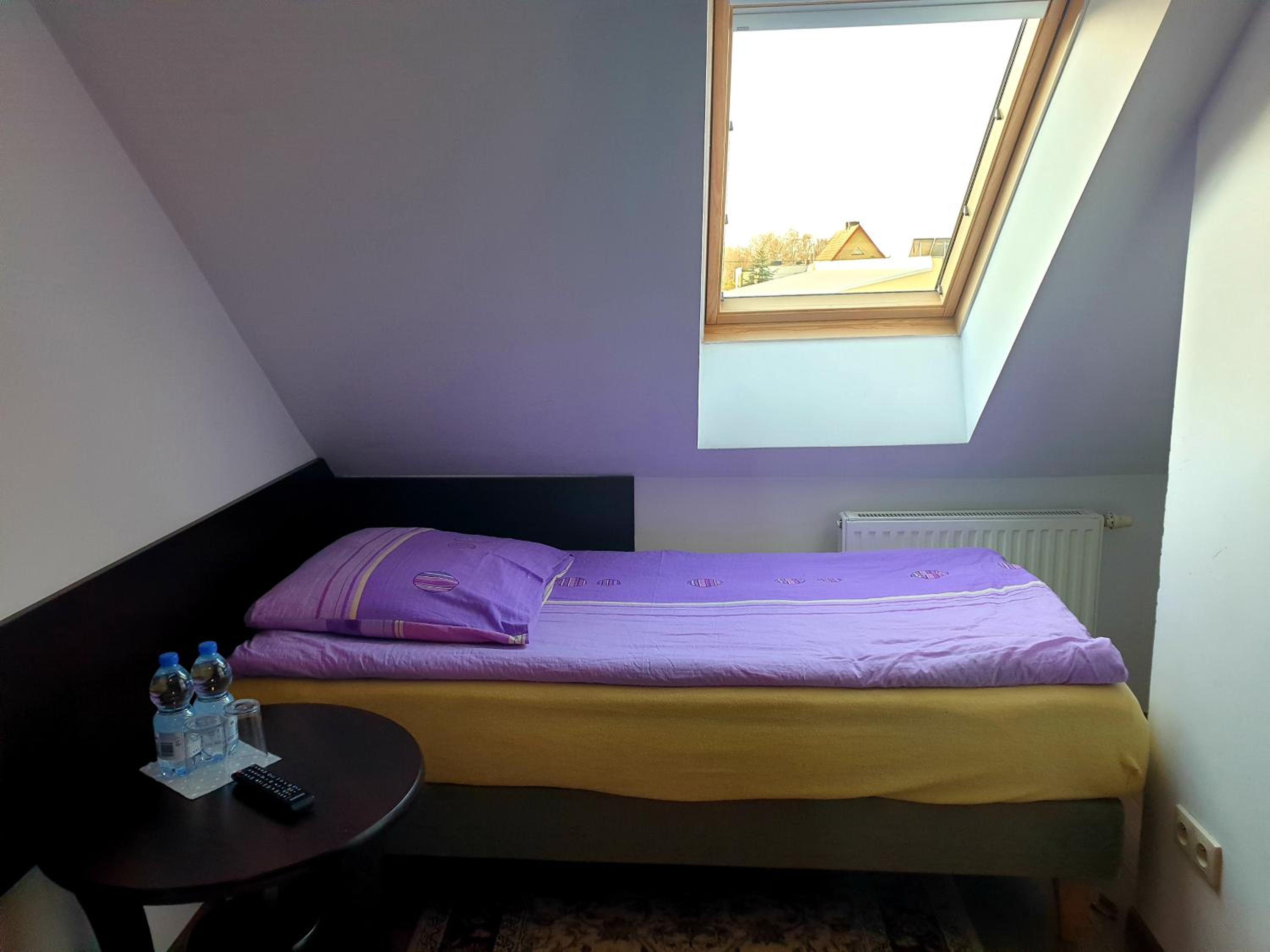 Twin Room with Private Bathroom - Photo 5