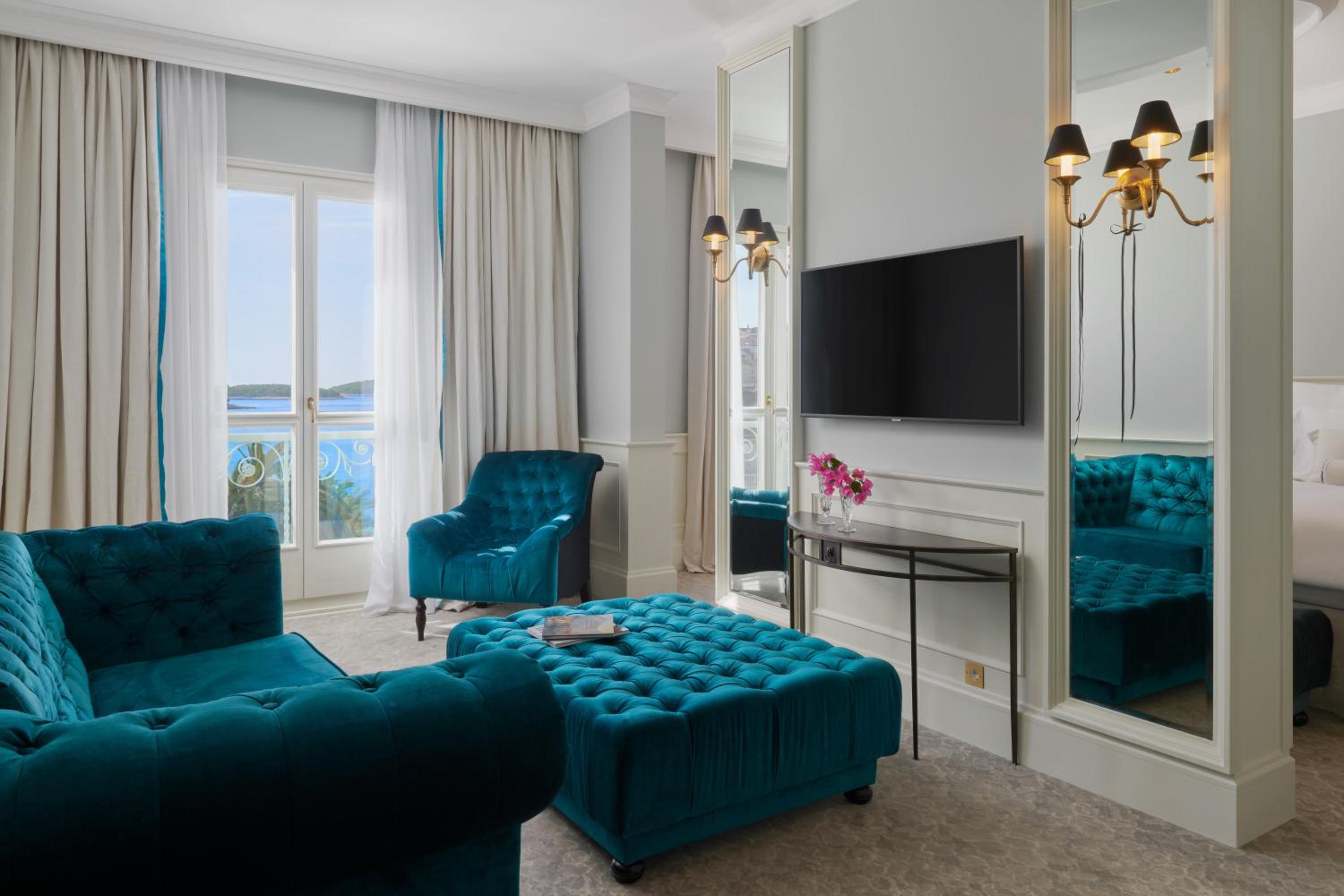 Deluxe Suite with Sea View - Photo 4