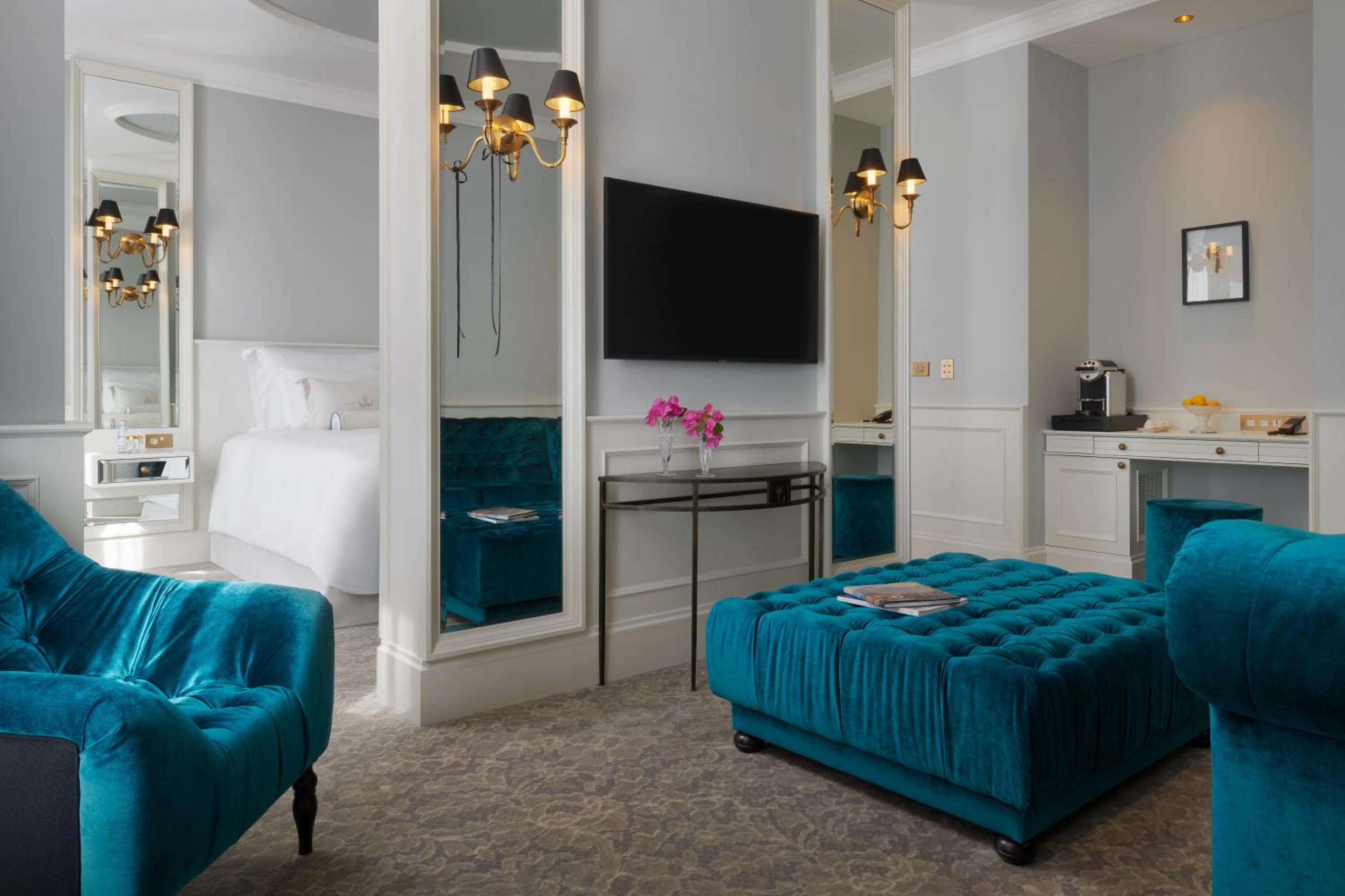 Deluxe Suite with Sea View - Photo 3
