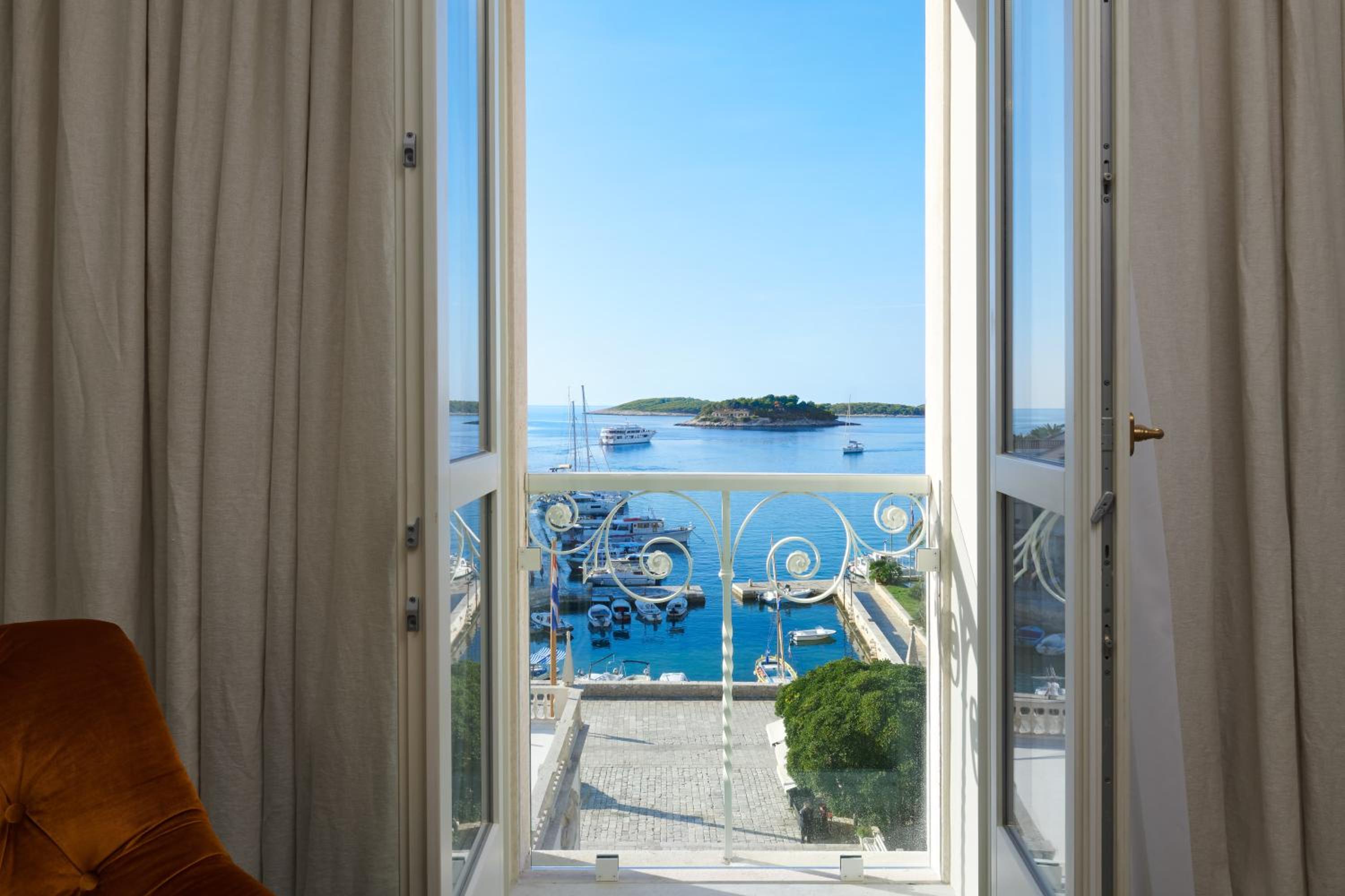 Premium Double or Twin Room with Balcony and Sea View - Photo 4