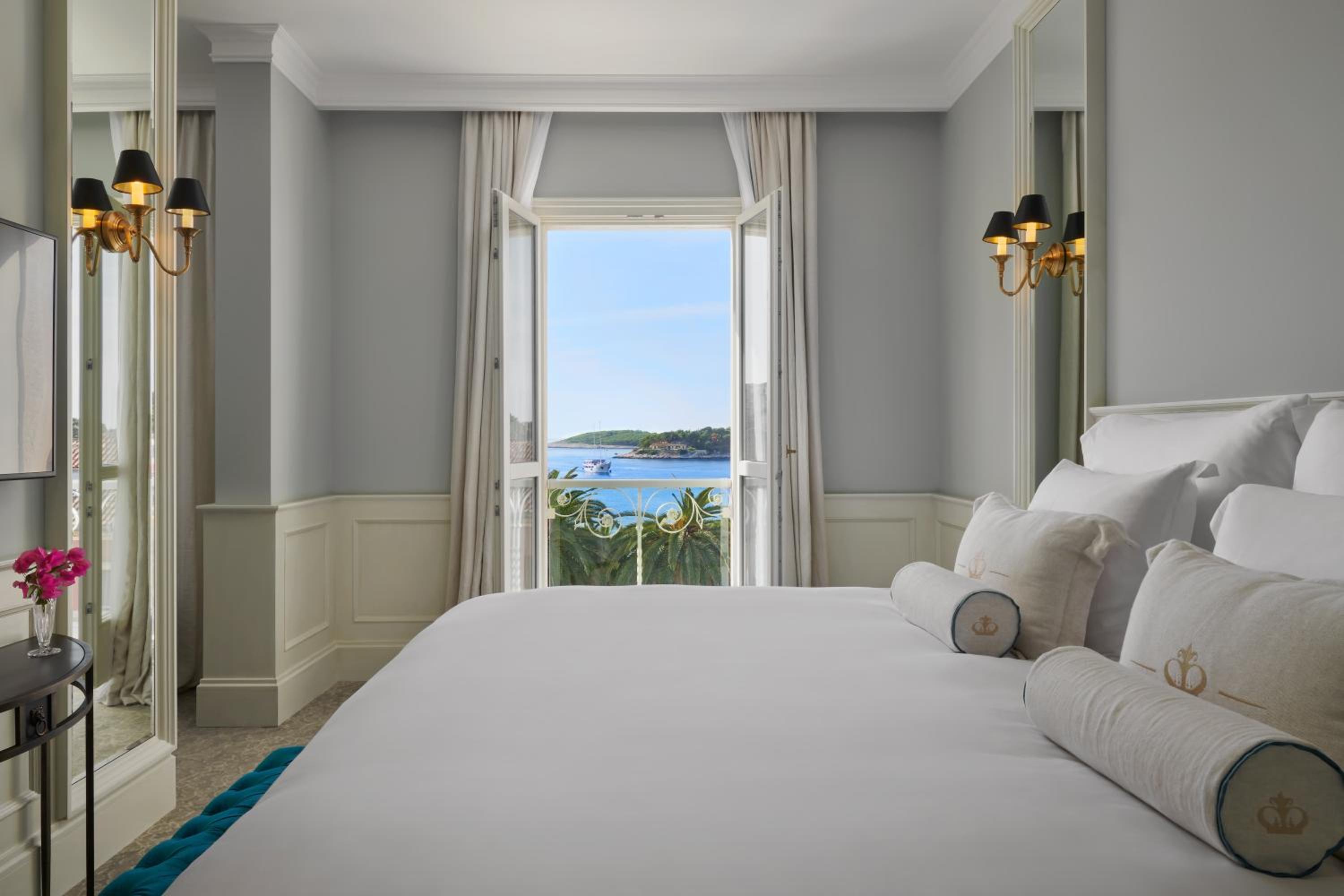 Deluxe Suite with Sea View - Photo 2