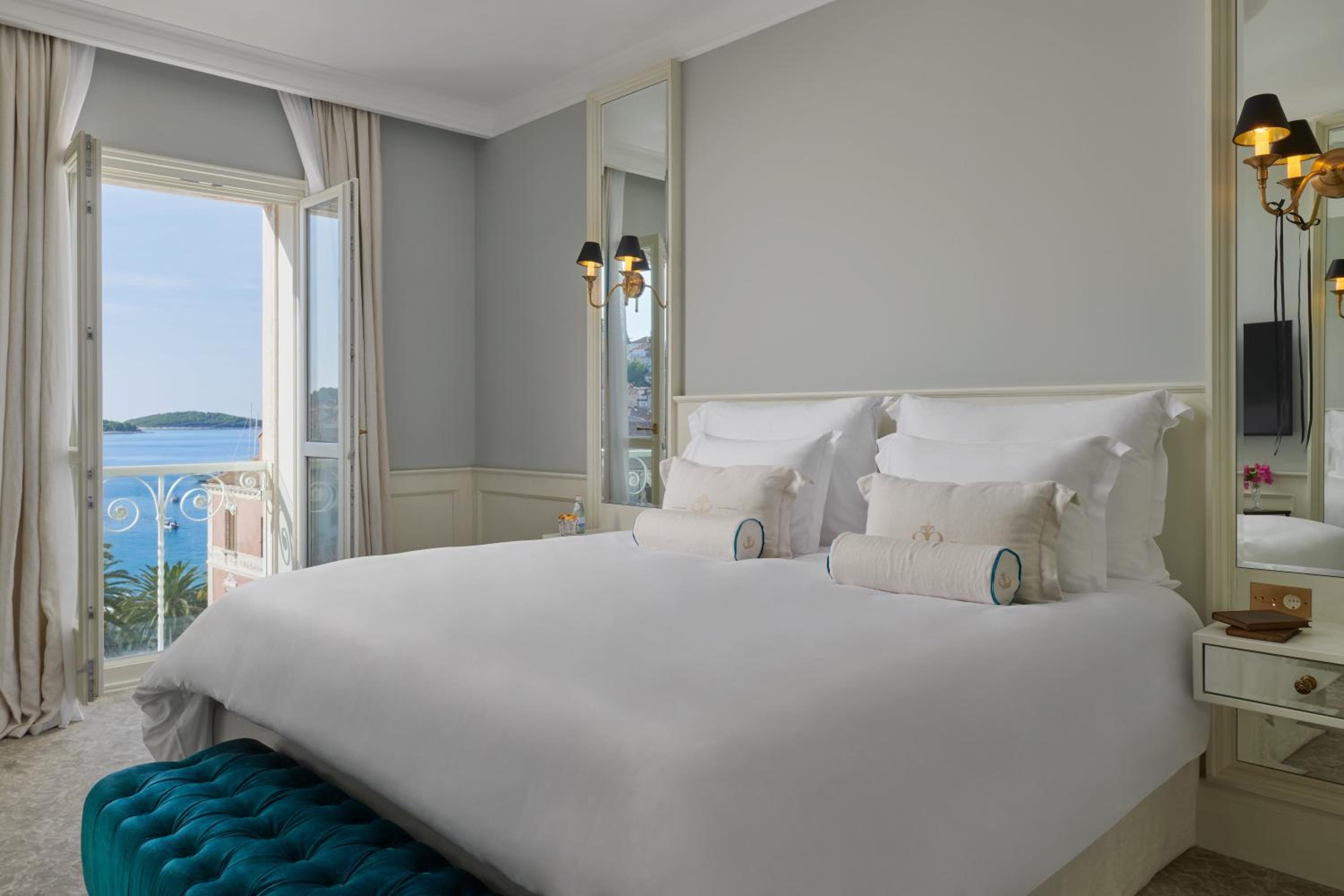 Deluxe Suite with Sea View - Photo 1