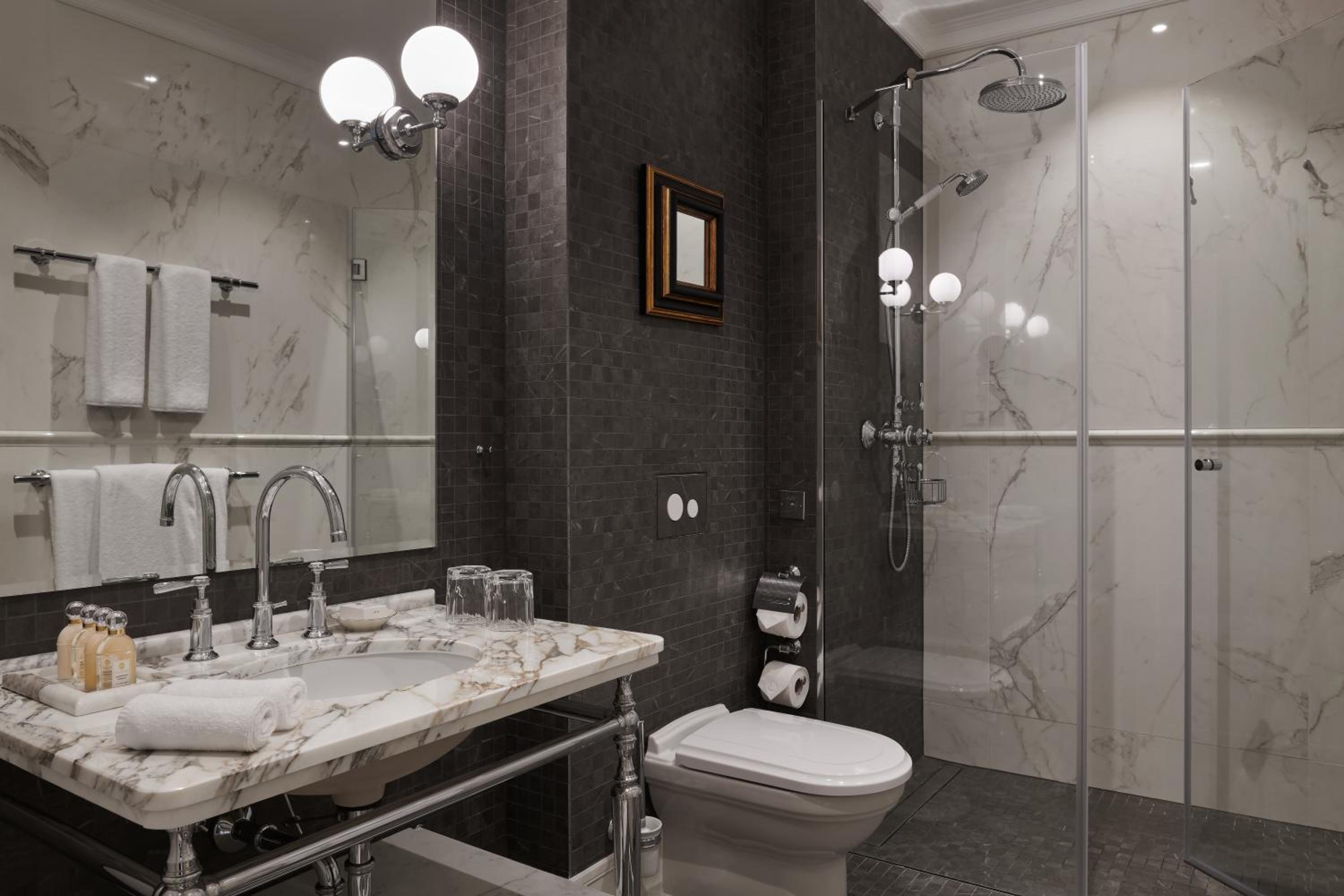 Deluxe Suite with City View - Photo 3