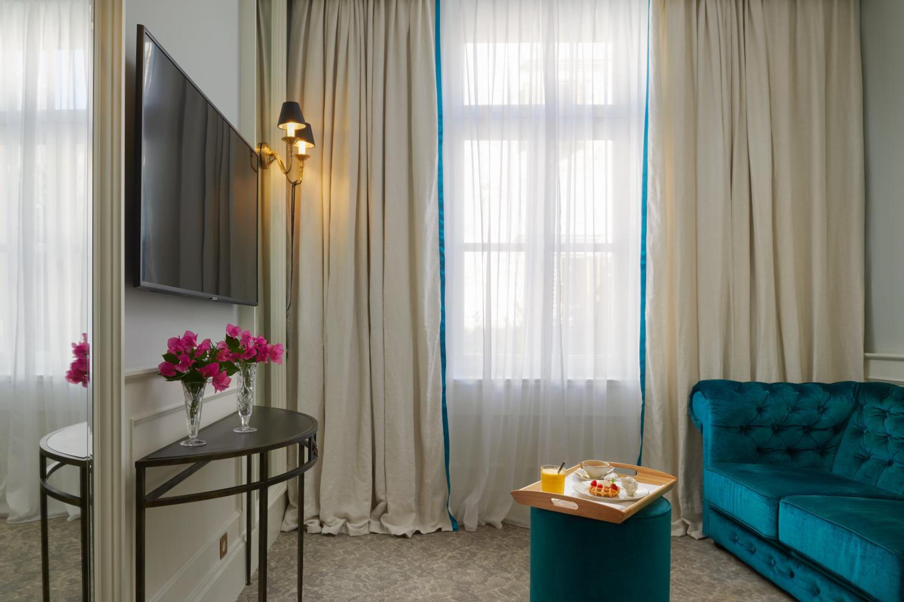 Deluxe Suite with City View - Photo 2