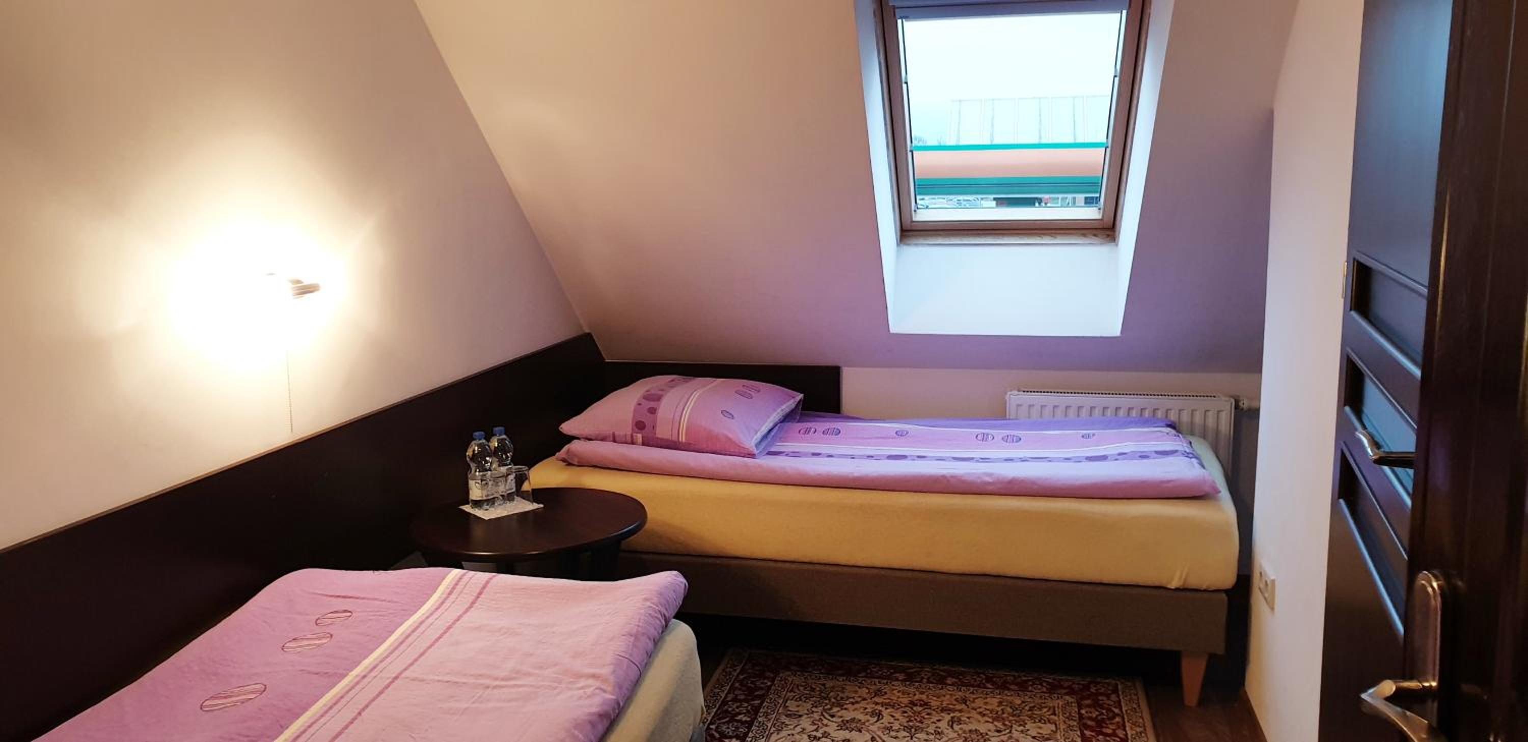 Twin Room with Private Bathroom - Photo 3