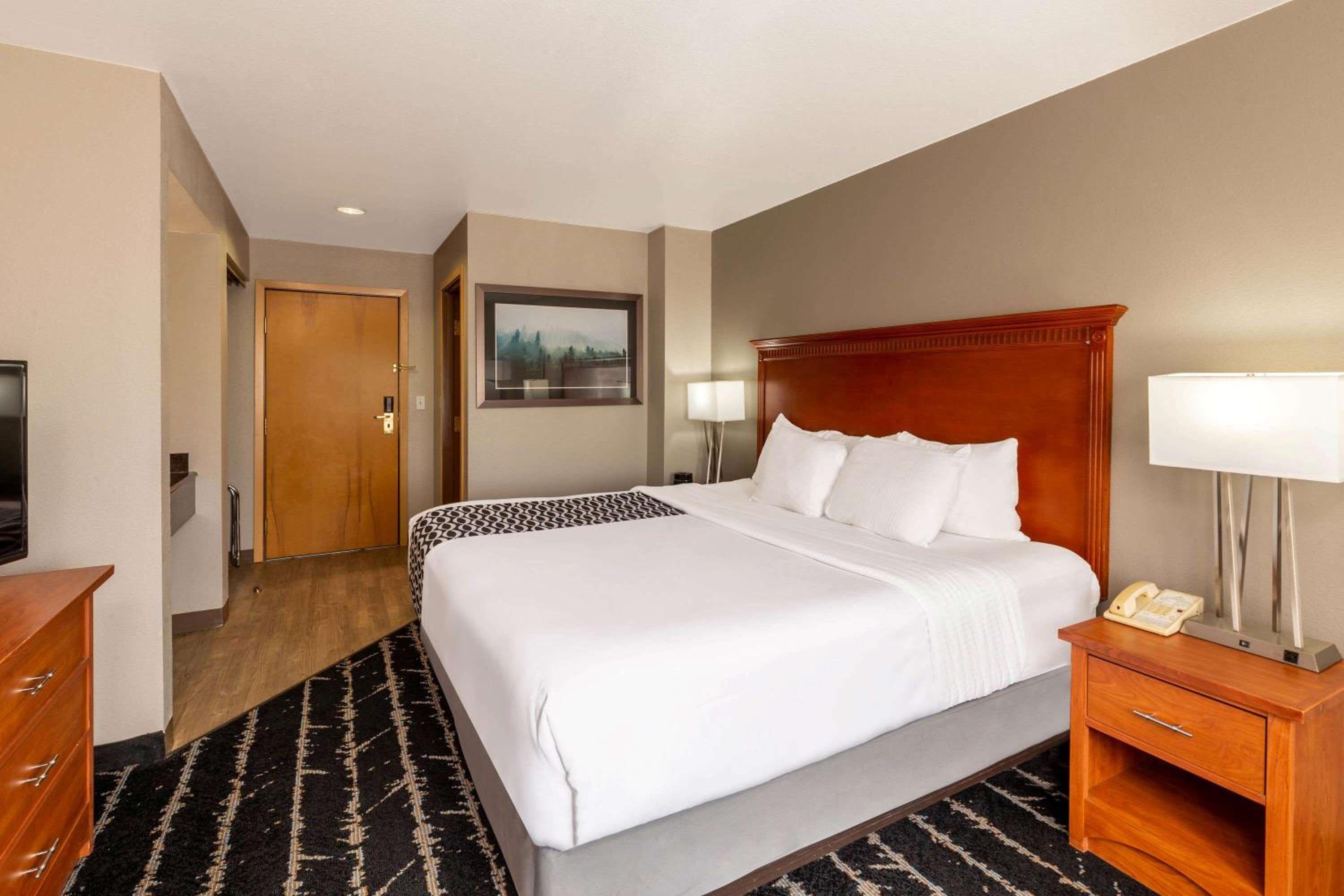 Deluxe King Room - Non-Smoking - Photo 1