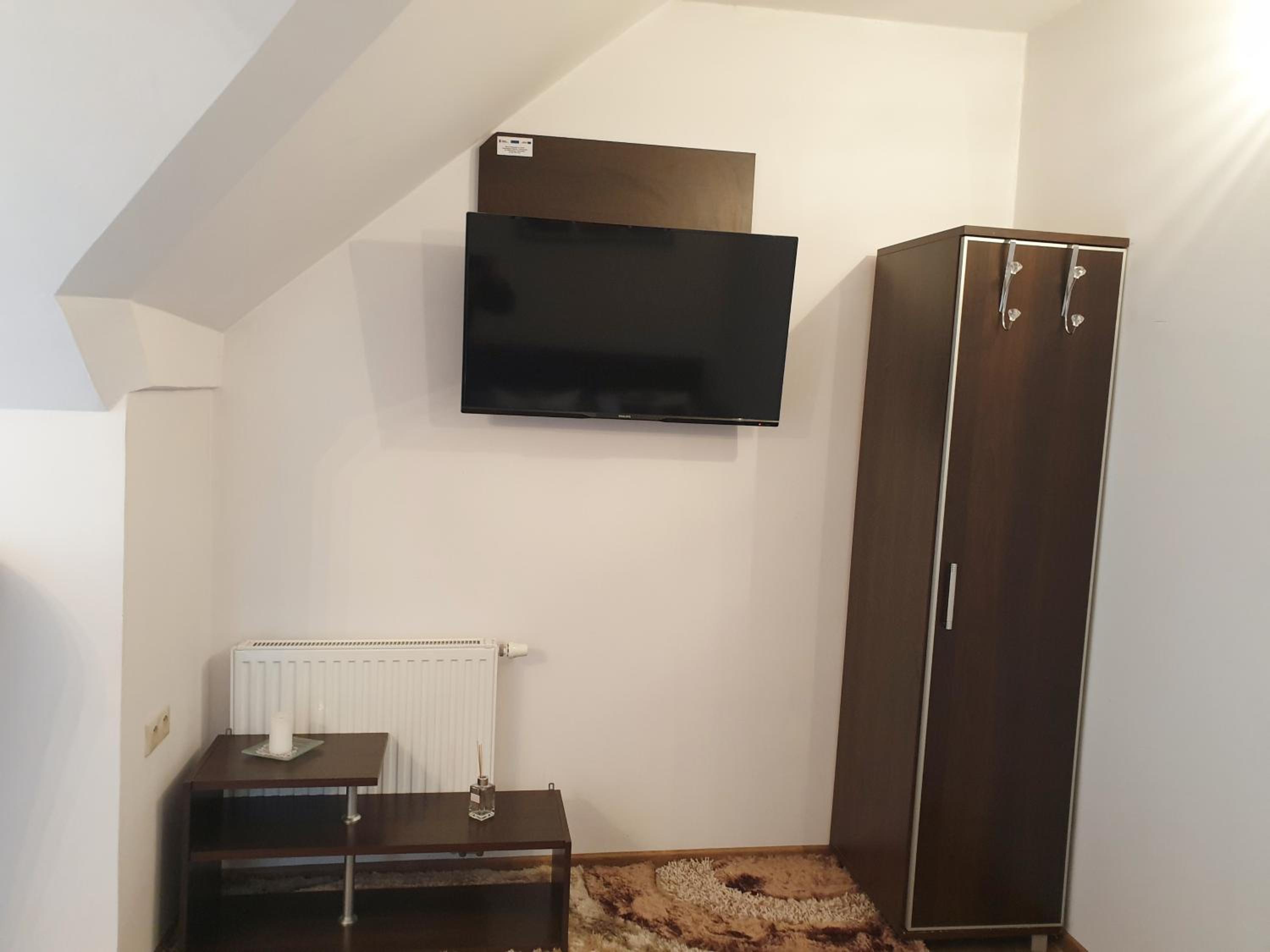 Deluxe Double Room with Shower - Photo 5