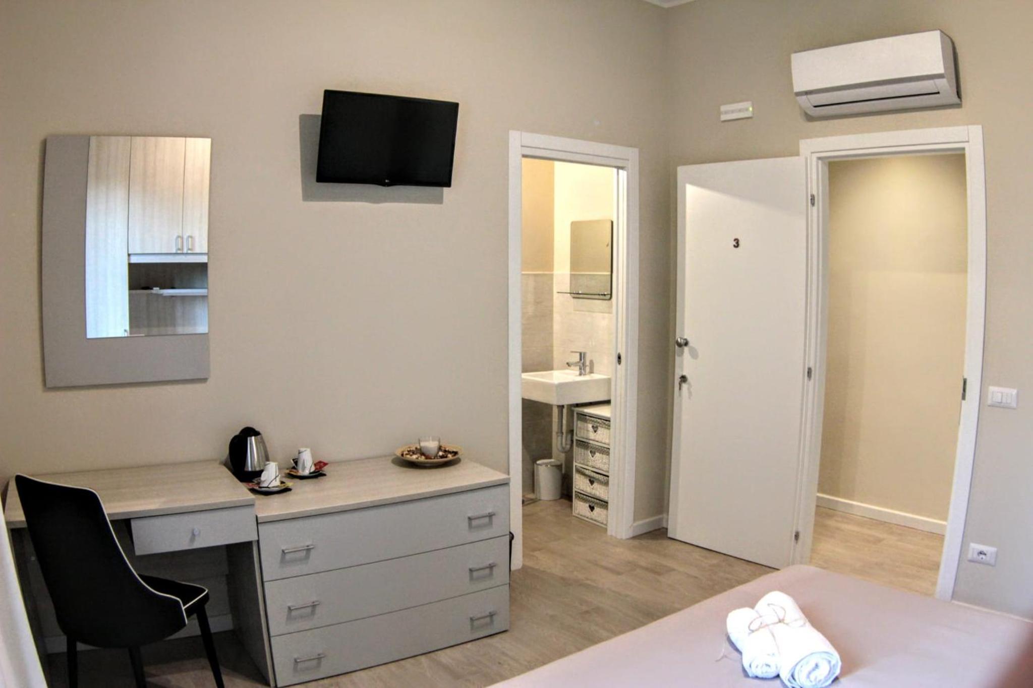 Deluxe Double Room with Balcony - Photo 8