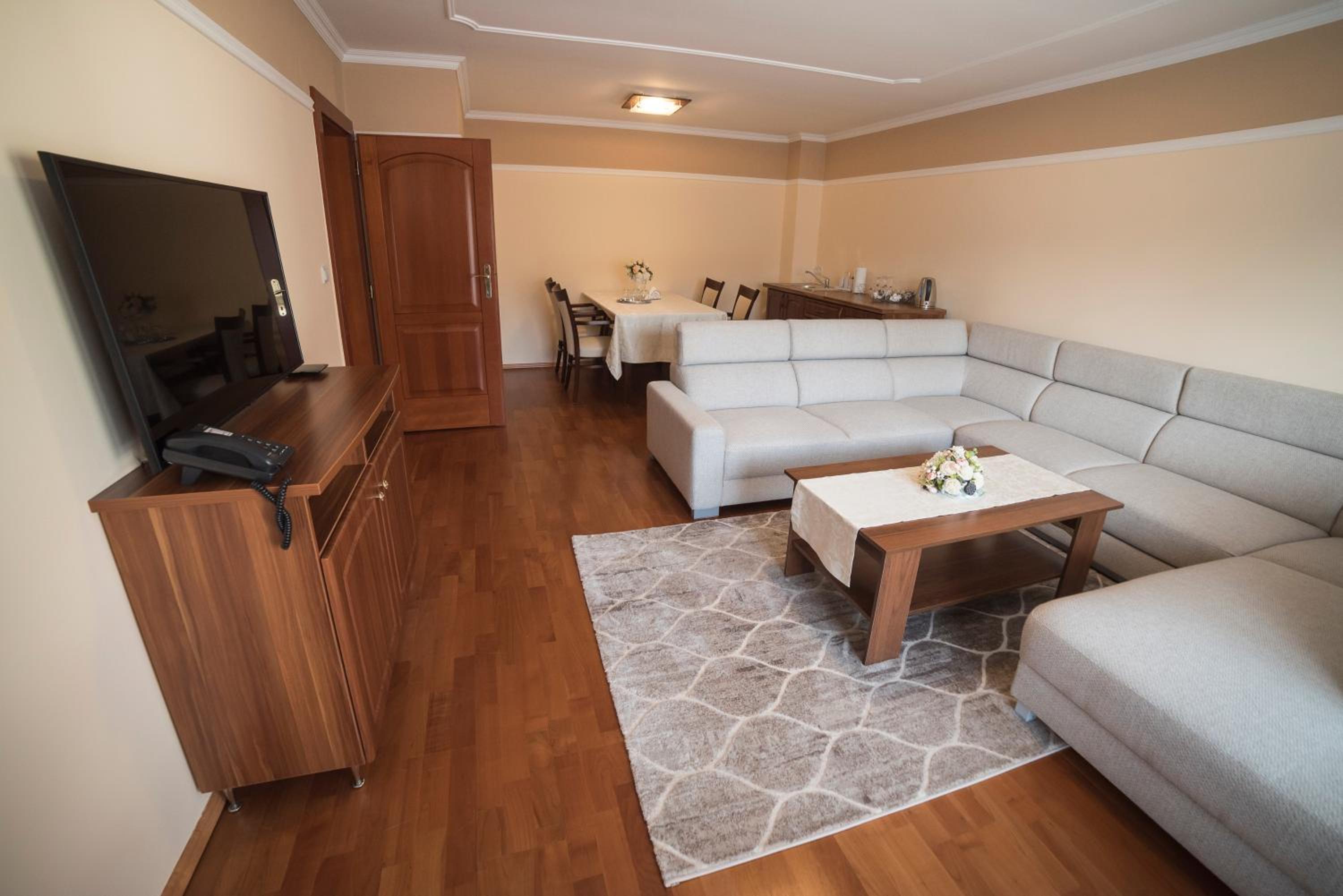 One-Bedroom Apartment - Photo 2