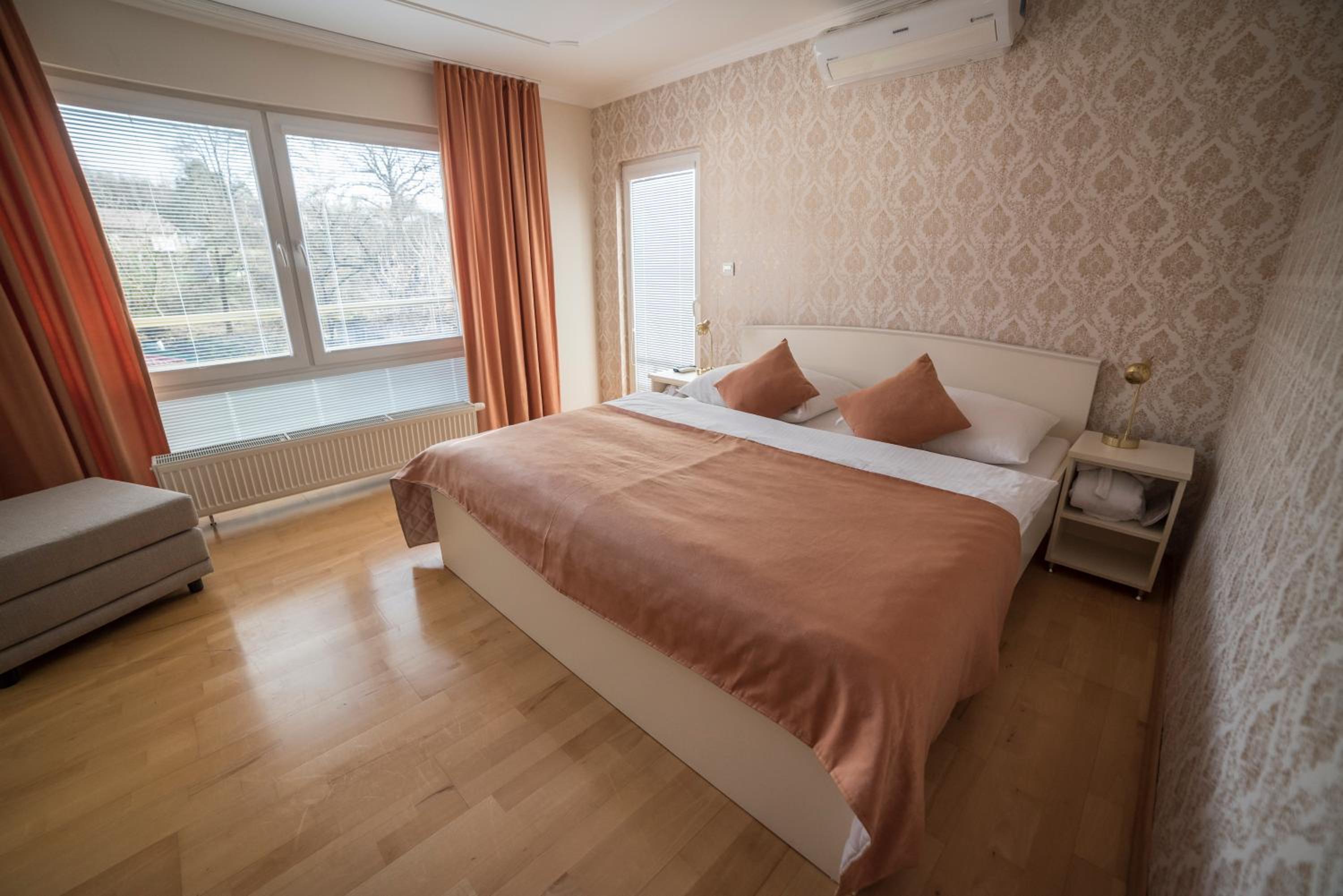 One-Bedroom Apartment - Photo 1