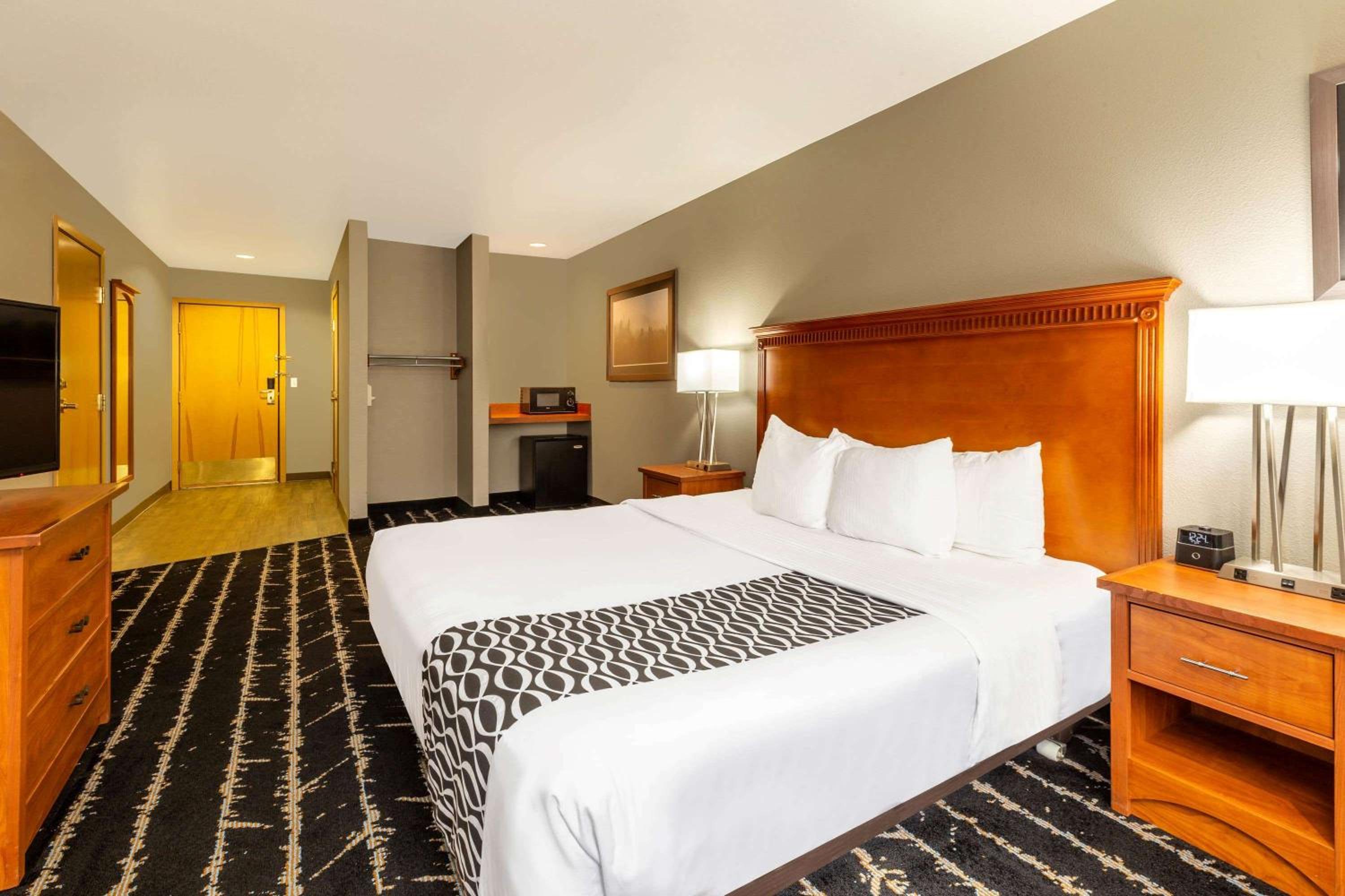King Room with Bath Tub with Grab Bars - Mobility/Hearing Accessible - Non-Smoking - Photo 2