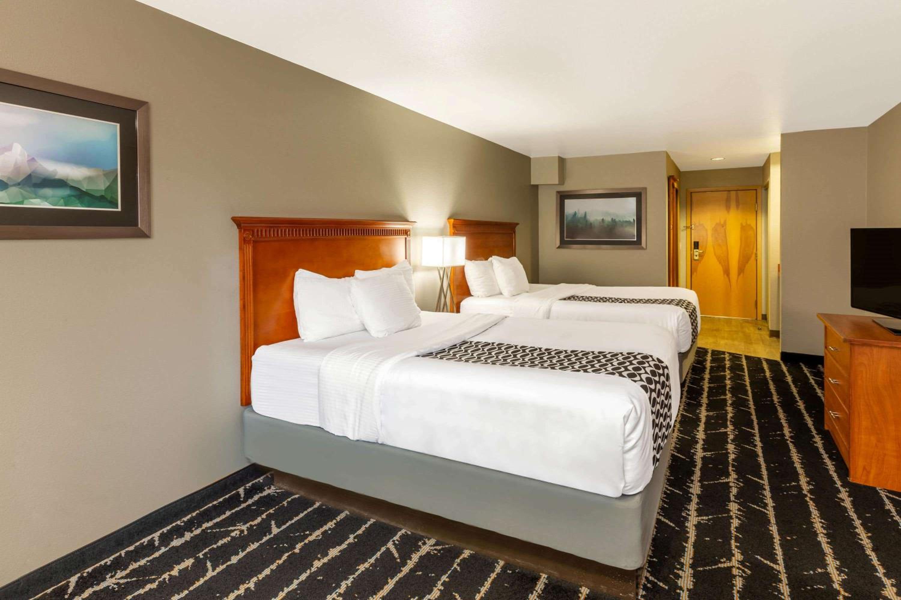 Deluxe Queen Room with Two Queen Beds - Non-Smoking - Photo 2