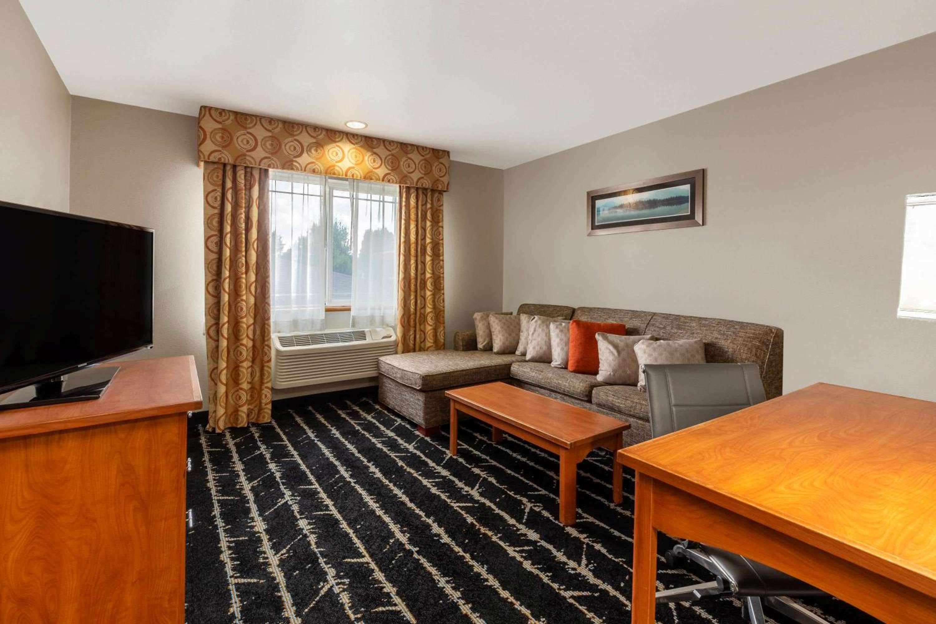 Queen Suite - Non-Smoking - Photo 3