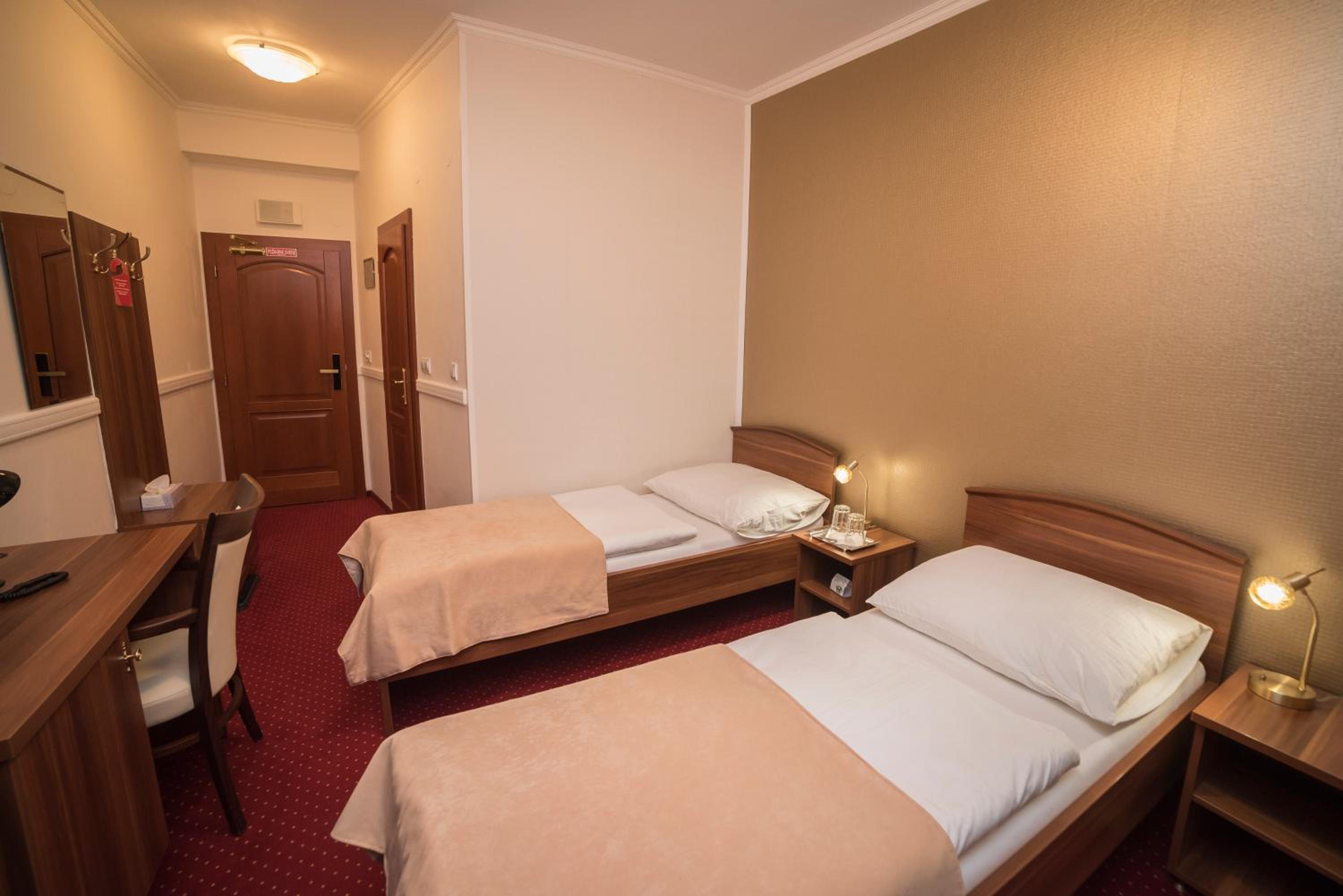 Double or Twin Room with Balcony - Photo 2